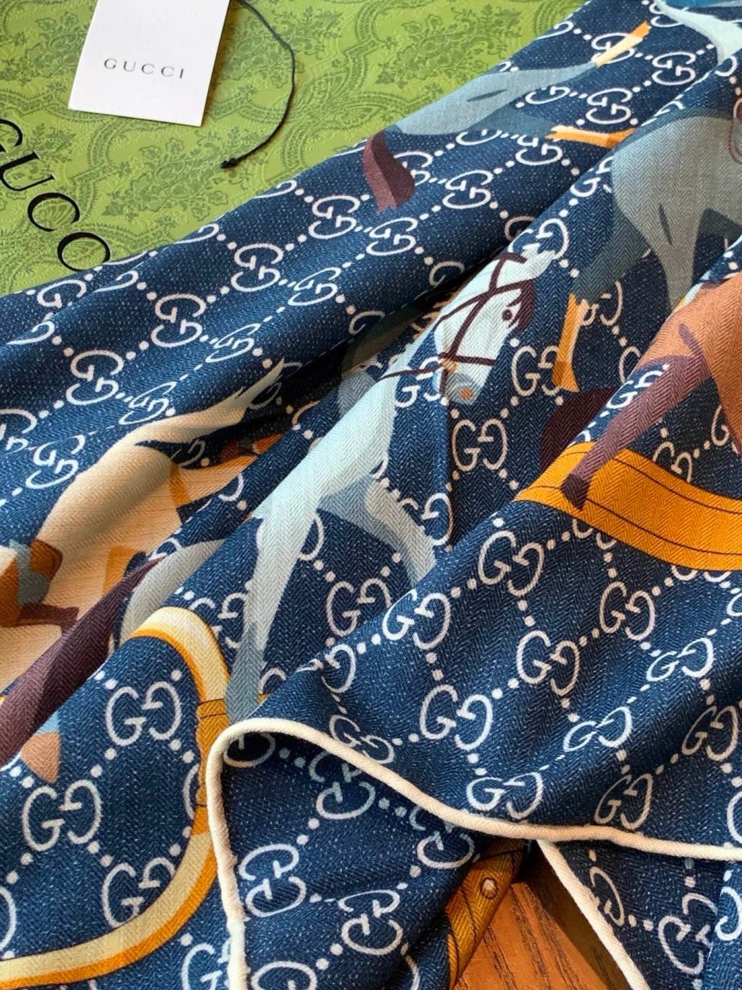 💟Gucci~140双面丝绒披肩 马鞍细节和骑马图案以精致色调匠心呈献，意在向品牌与马术世界的深厚渊源致敬。这款方巾以真