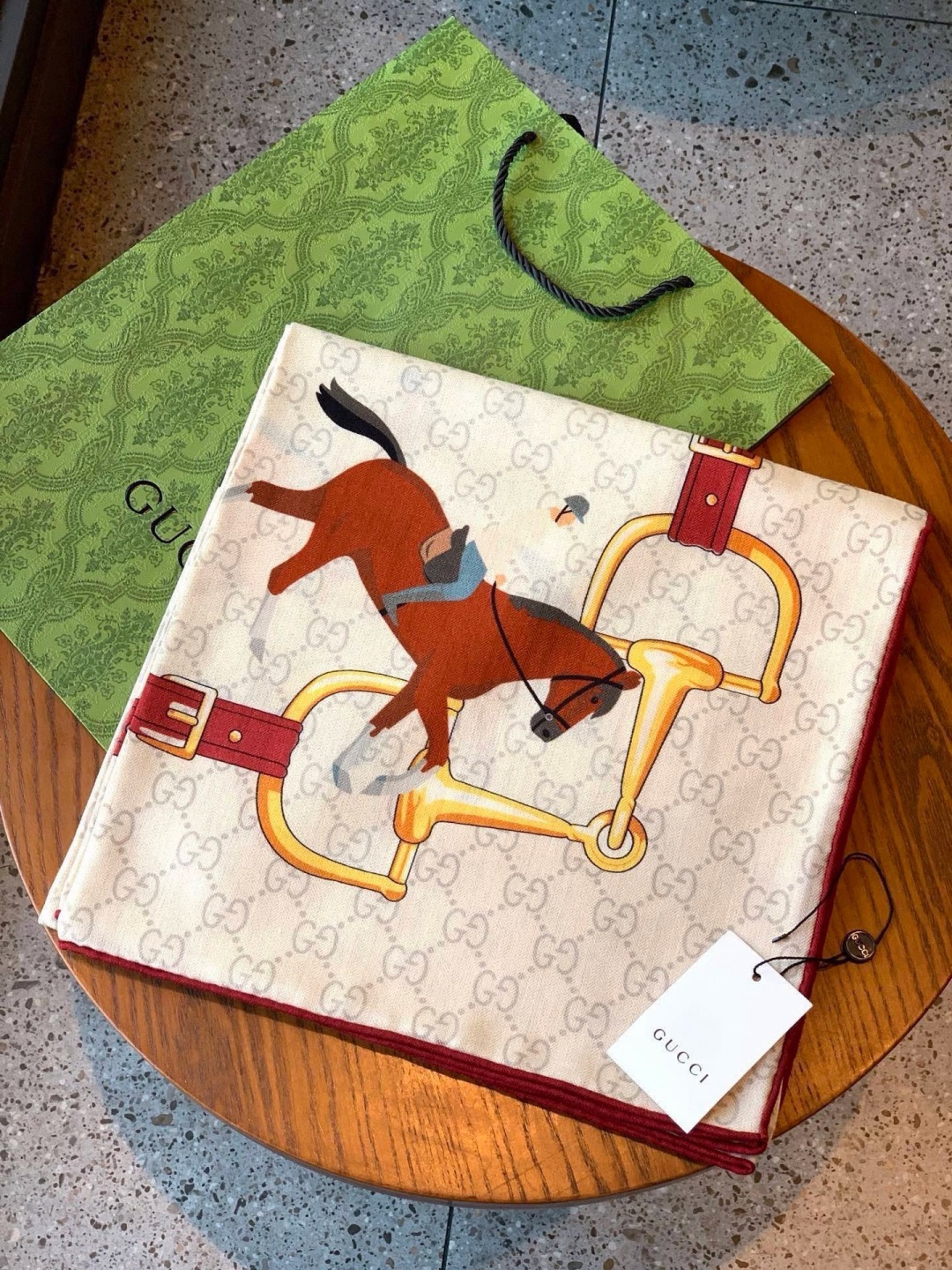 💟Gucci~140双面丝绒披肩 马鞍细节和骑马图案以精致色调匠心呈献，意在向品牌与马术世界的深厚渊源致敬。这款方巾以真
