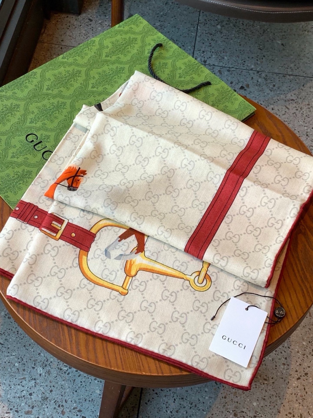 💟Gucci~140双面丝绒披肩 马鞍细节和骑马图案以精致色调匠心呈献，意在向品牌与马术世界的深厚渊源致敬。这款方巾以真
