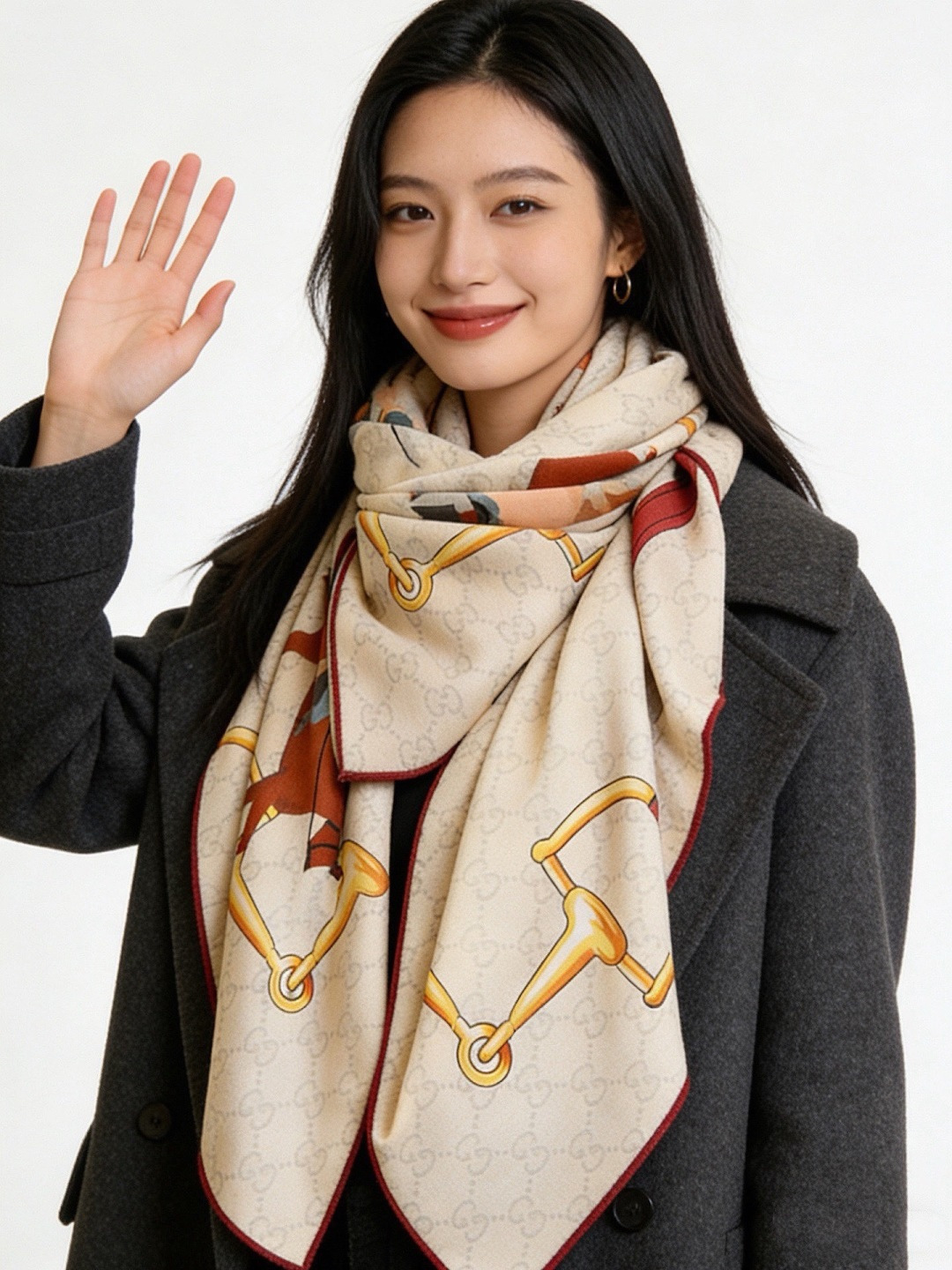 💟Gucci~140双面丝绒披肩 马鞍细节和骑马图案以精致色调匠心呈献，意在向品牌与马术世界的深厚渊源致敬。这款方巾以真