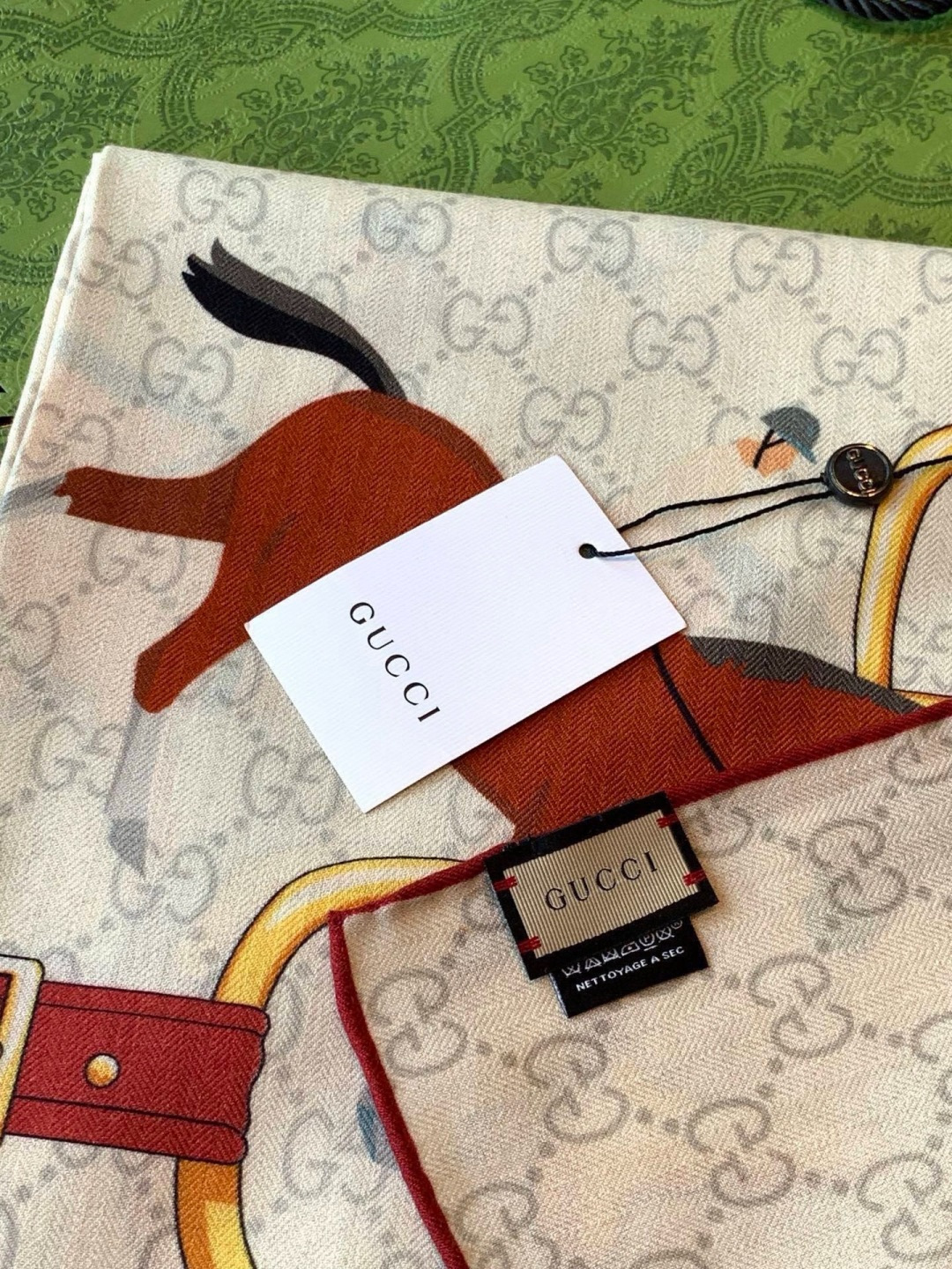 💟Gucci~140双面丝绒披肩 马鞍细节和骑马图案以精致色调匠心呈献，意在向品牌与马术世界的深厚渊源致敬。这款方巾以真