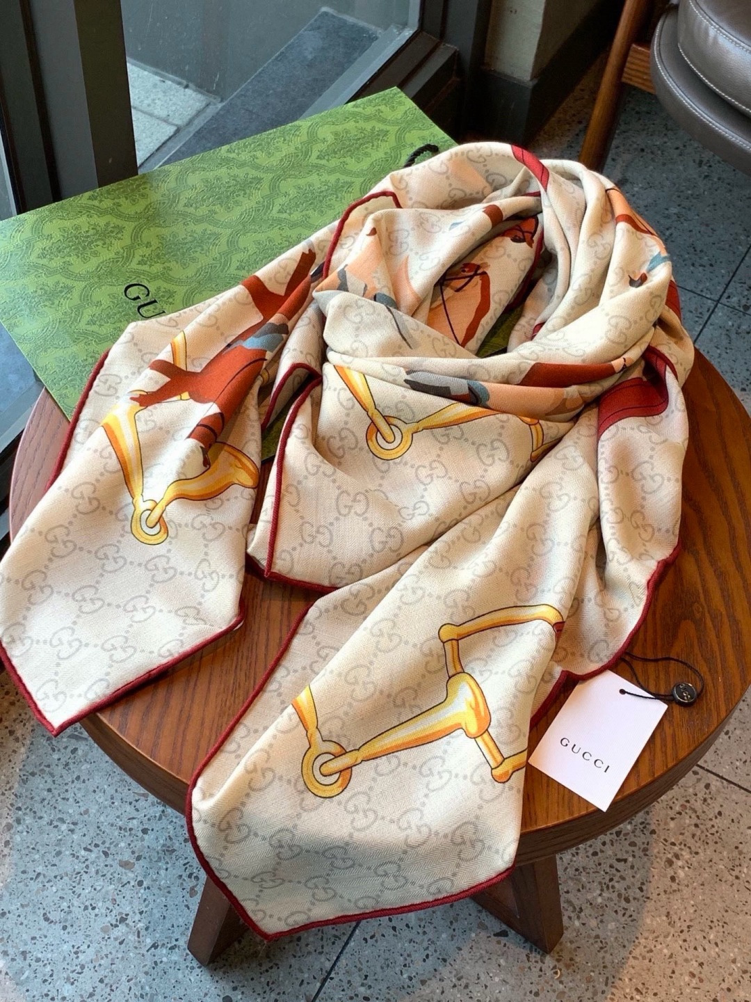 💟Gucci~140双面丝绒披肩 马鞍细节和骑马图案以精致色调匠心呈献，意在向品牌与马术世界的深厚渊源致敬。这款方巾以真