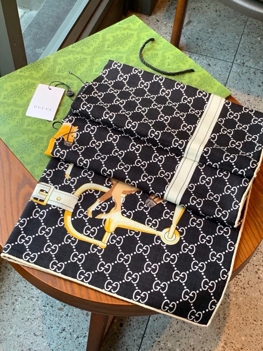 💟Gucci~140双面丝绒披肩 马鞍细节和骑马图案以精致色调匠心呈献，意在向品牌与马术世界的深厚渊源致敬。这款方巾以真
