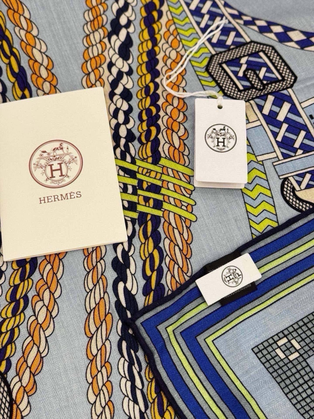“编织鞍带”140方巾～Hermes  手工卷边丝绒方巾（30%桑蚕丝70%羊绒） 这款爱马仕的经典单品展现强大而迷人的