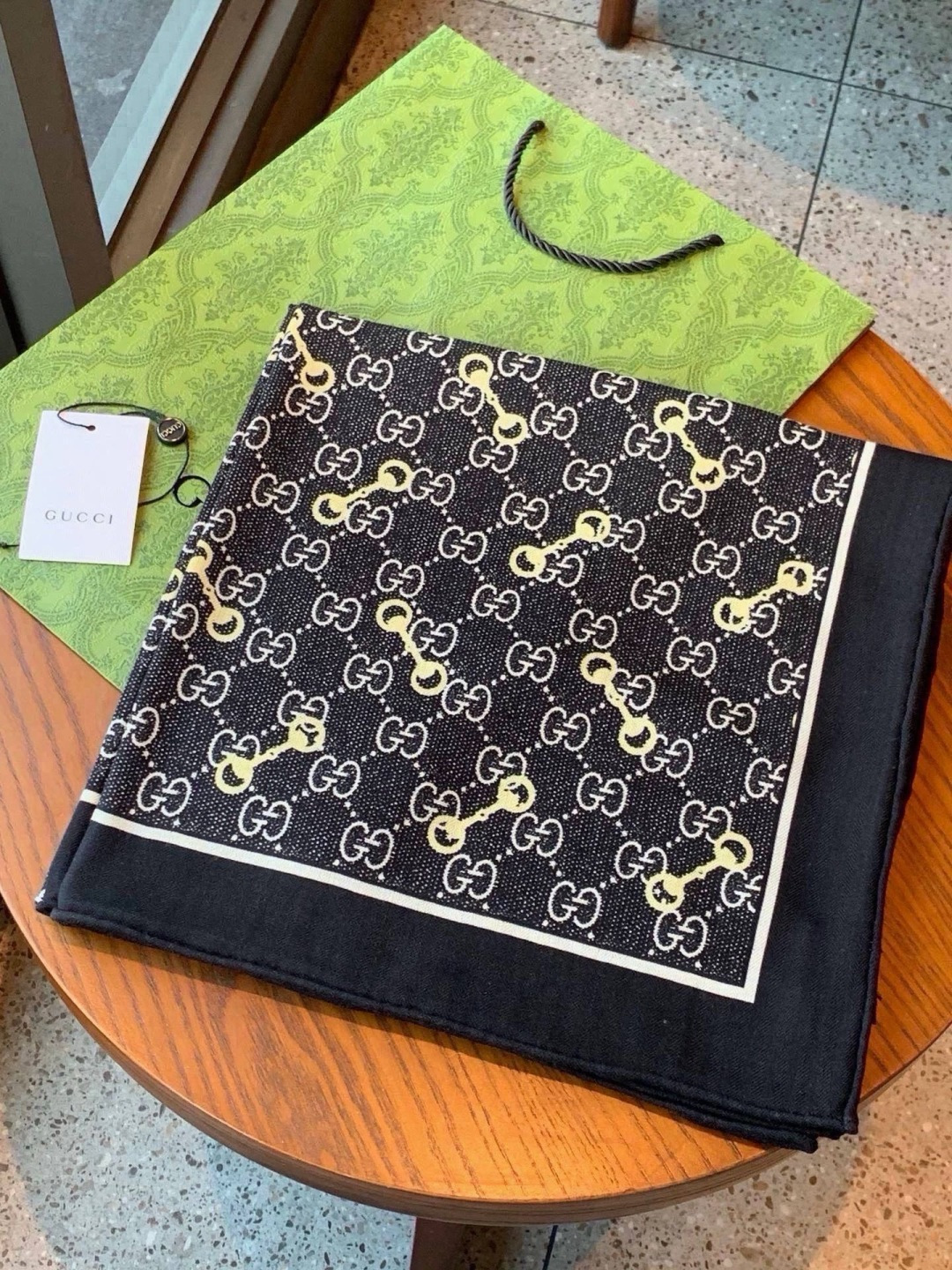 Gucci~140双面丝绒披肩 马衔扣细节和GG图案以精致色调匠心呈献，意在向品牌与马术世界的深厚渊源致敬。这款方巾以真