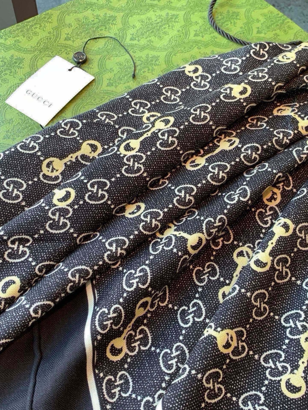 Gucci~140双面丝绒披肩 马衔扣细节和GG图案以精致色调匠心呈献，意在向品牌与马术世界的深厚渊源致敬。这款方巾以真