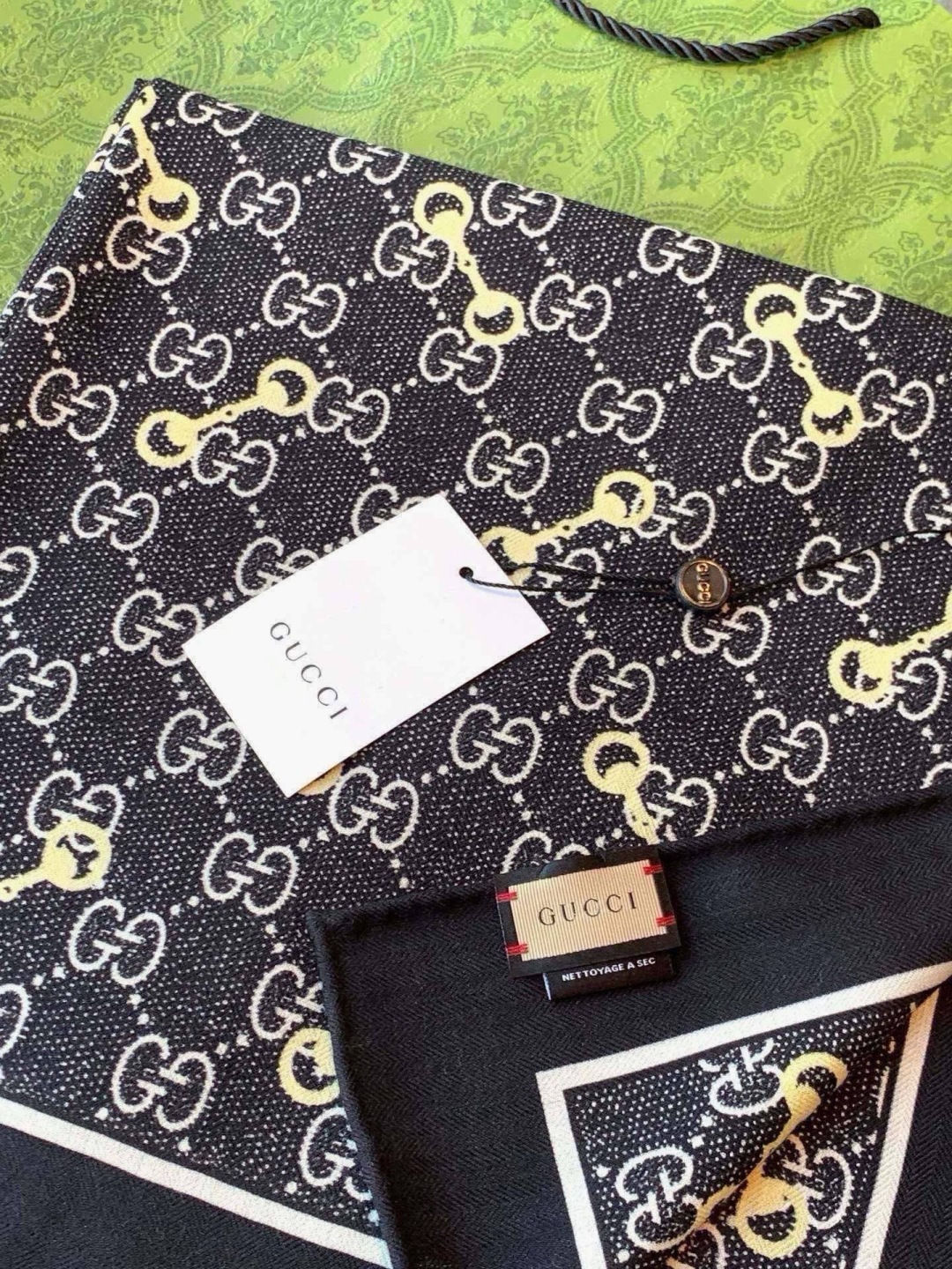 Gucci~140双面丝绒披肩 马衔扣细节和GG图案以精致色调匠心呈献，意在向品牌与马术世界的深厚渊源致敬。这款方巾以真