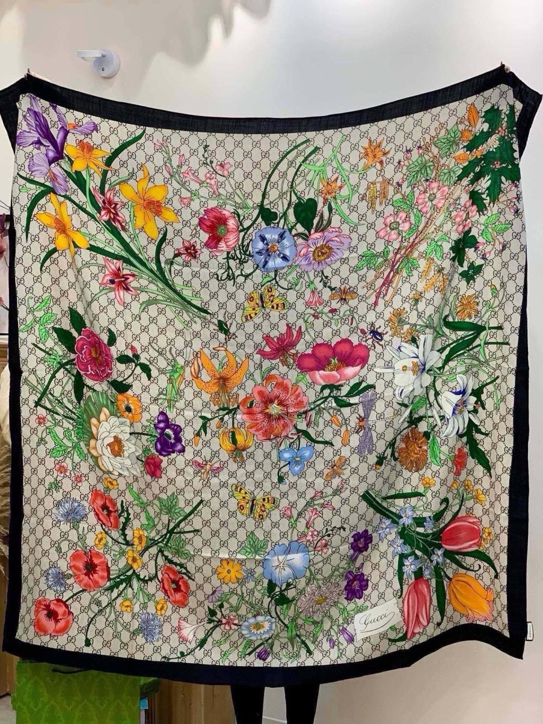 Gucci新款方巾 Gucci动物和花卉印花 品牌典藏图案在与全新醒目印花的衬托下熠熠生辉。这款方巾匠心缀饰动物和花卉印