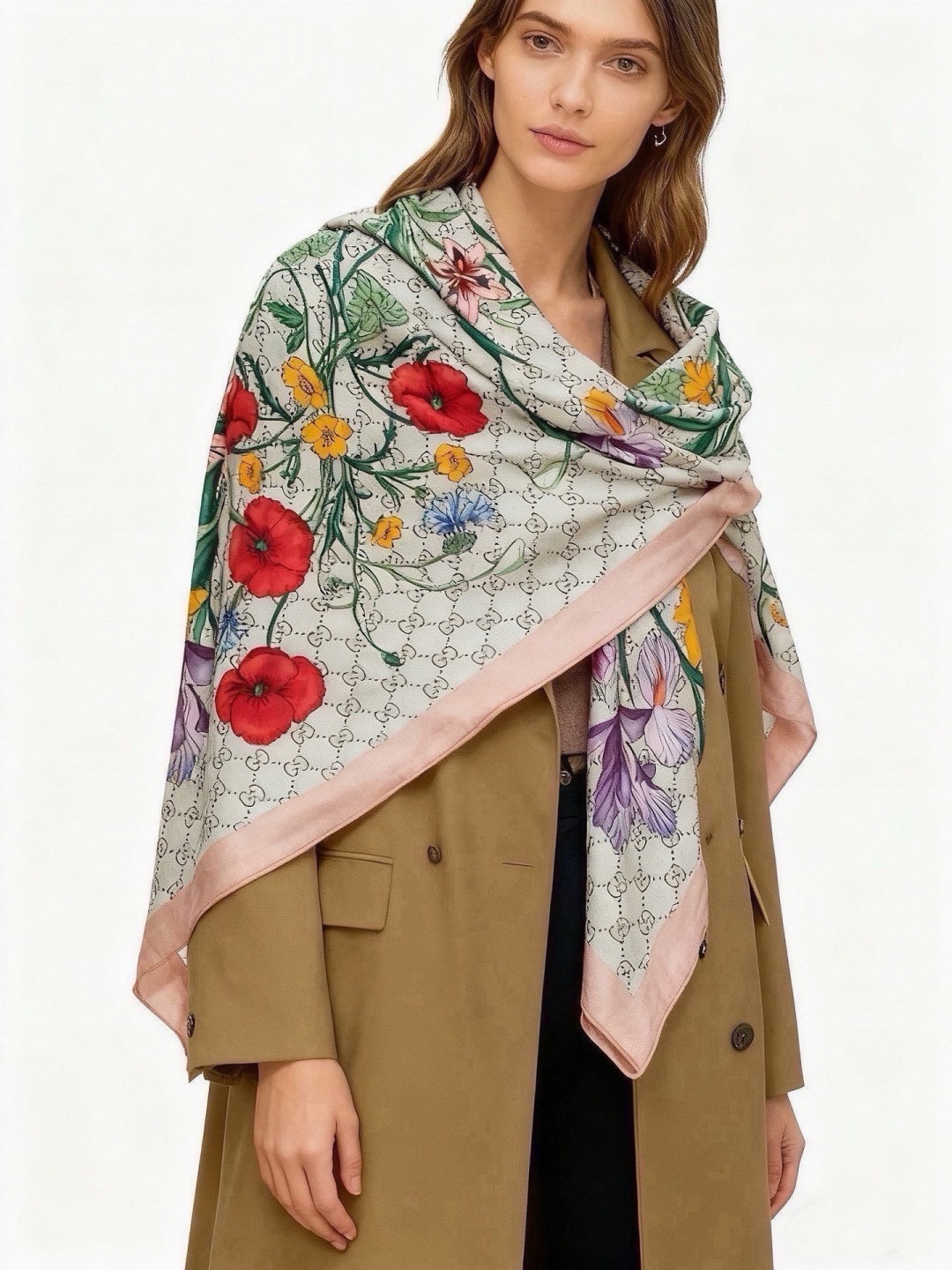 Gucci新款方巾 Gucci动物和花卉印花 品牌典藏图案在与全新醒目印花的衬托下熠熠生辉。这款方巾匠心缀饰动物和花卉印