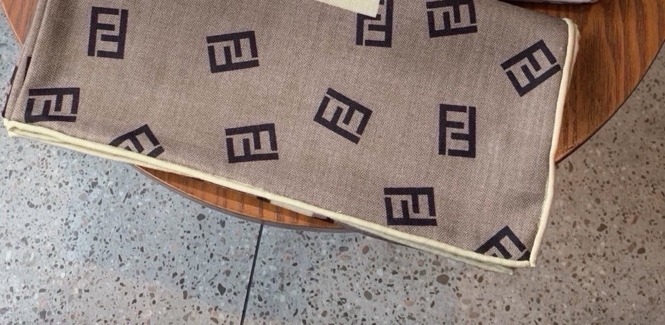 经典双F logo 遍布整条围巾丝绒材质 保暖性和手感都还不错哦 秋冬必入 百搭款 1962年，F公司聘用著名德籍设计师