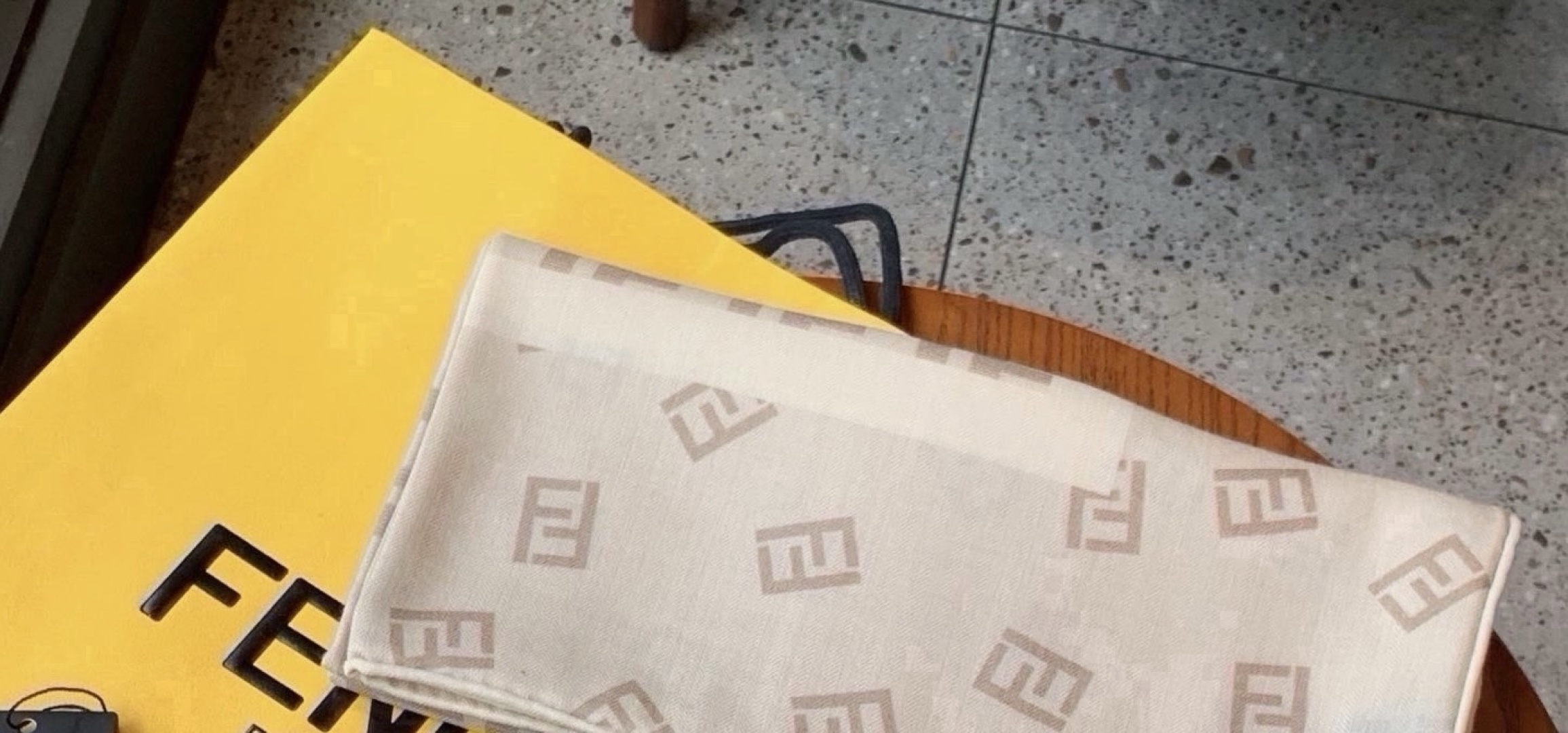 经典双F logo 遍布整条围巾丝绒材质 保暖性和手感都还不错哦 秋冬必入 百搭款 1962年，F公司聘用著名德籍设计师
