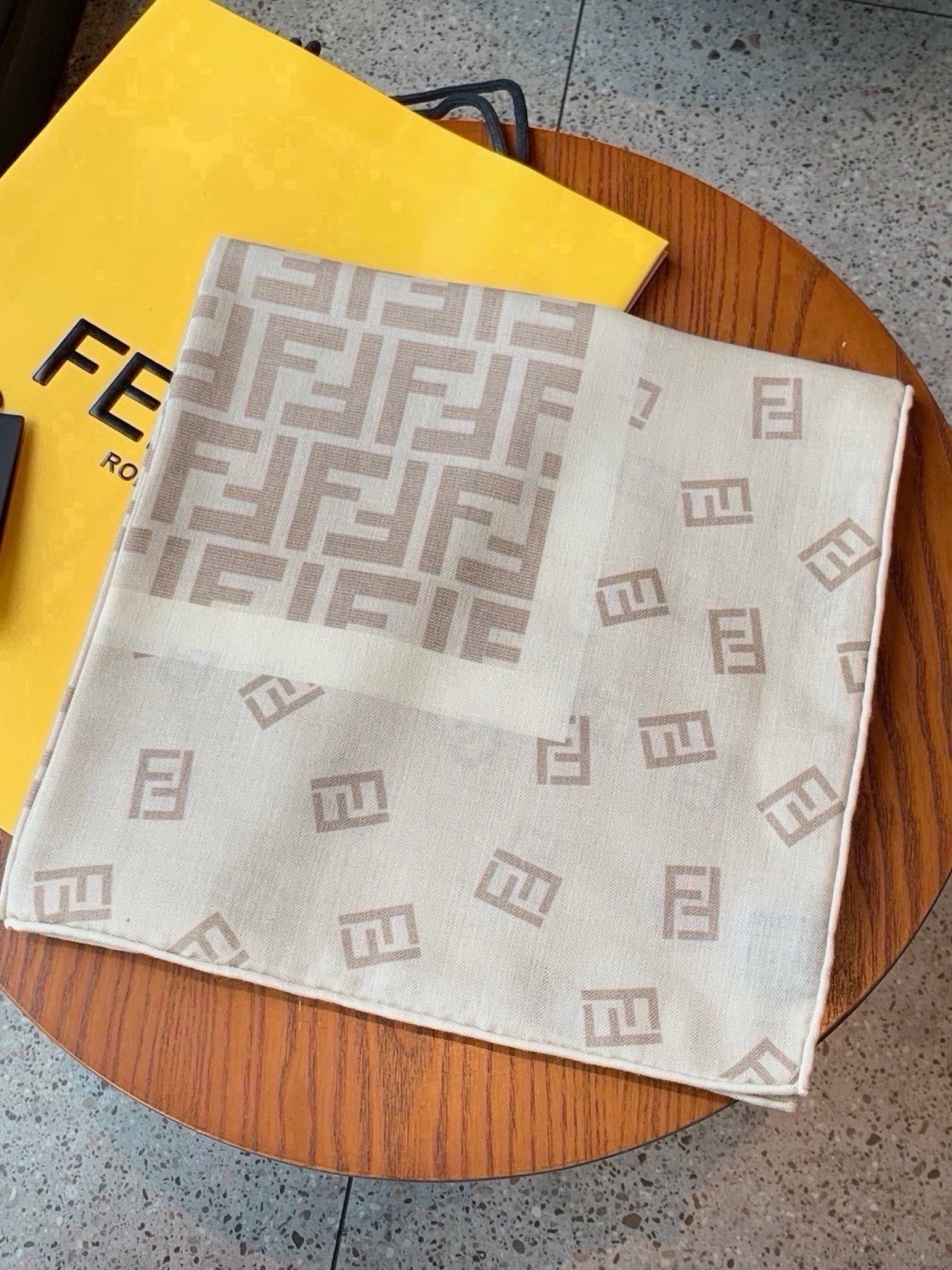 经典双F logo 遍布整条围巾丝绒材质 保暖性和手感都还不错哦 秋冬必入 百搭款 1962年，F公司聘用著名德籍设计师
