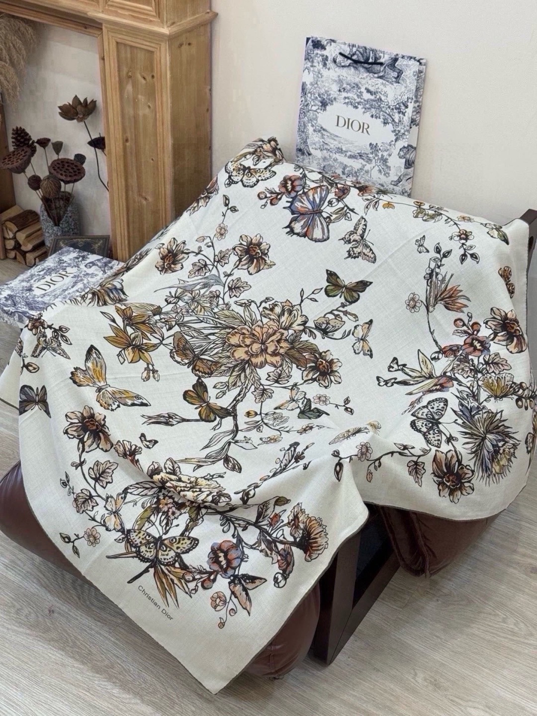 这款披肩饰以 Dior Camo PaPillon 图案，以优雅而诗意的设计全新演绎蝴蝶主题。采用真丝羊绒面料精心制作，