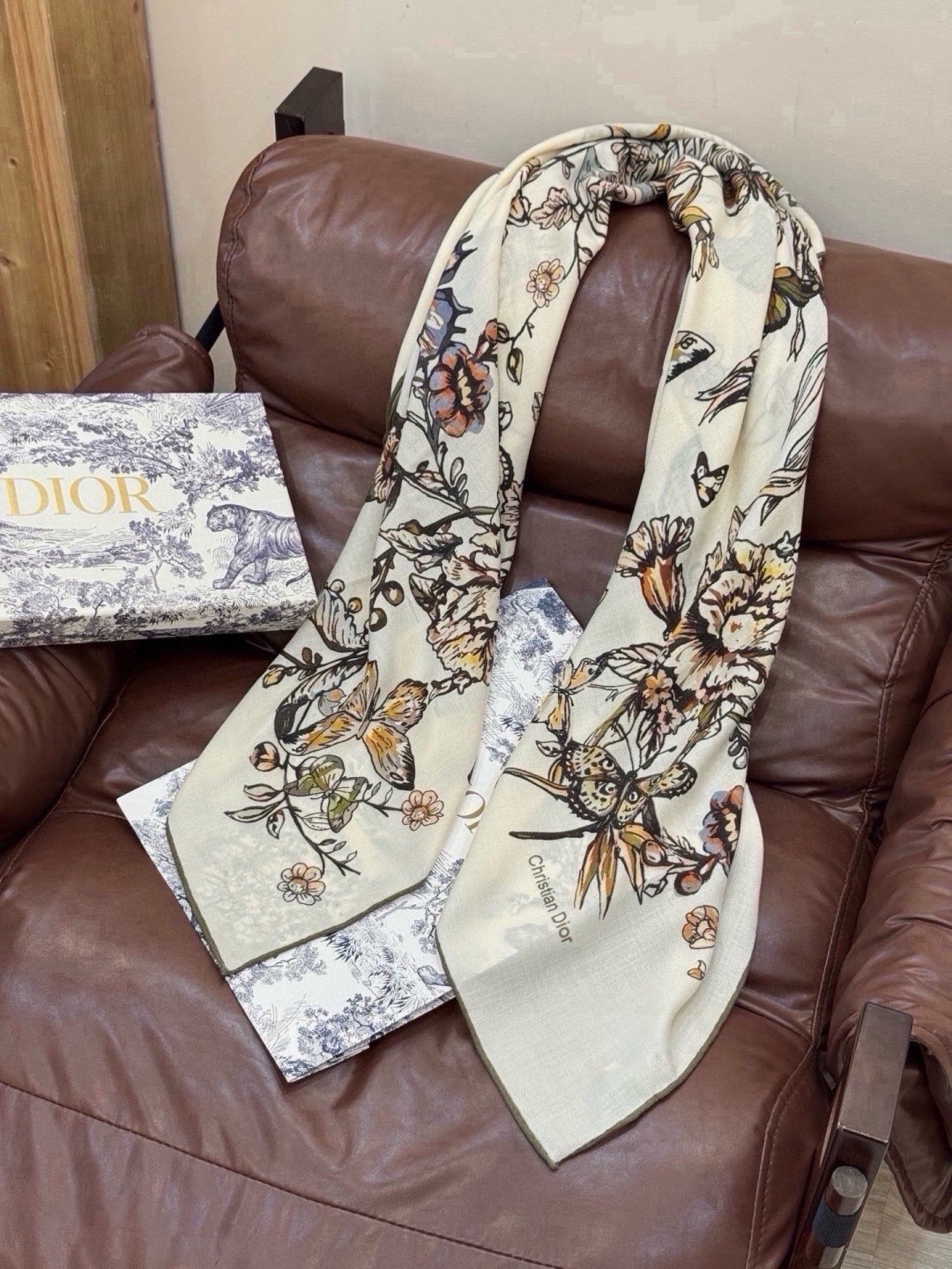 这款披肩饰以 Dior Camo PaPillon 图案，以优雅而诗意的设计全新演绎蝴蝶主题。采用真丝羊绒面料精心制作，