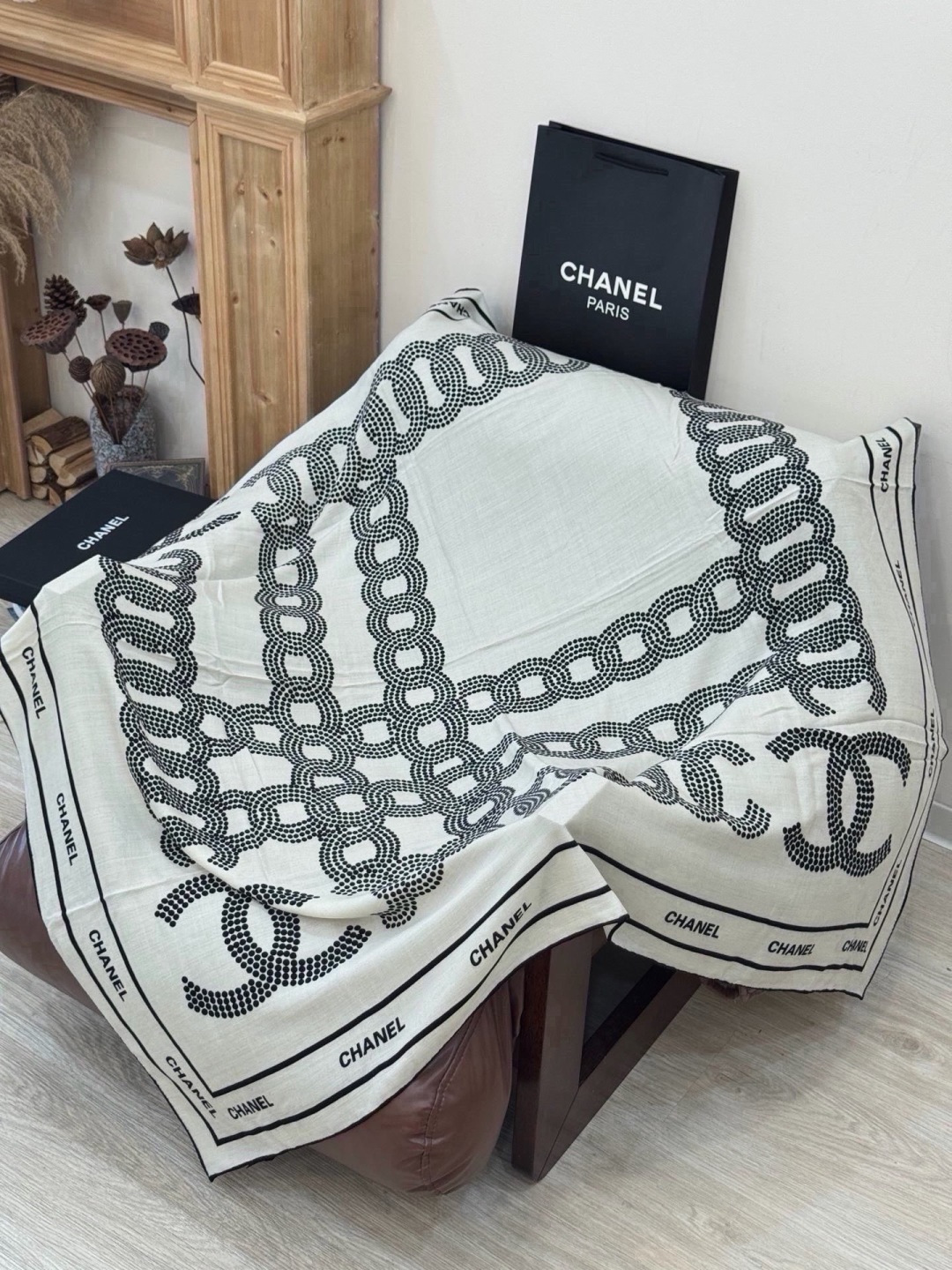 Chanel ~ 【140顶级双面丝绒披肩】 香家logo与字母的完美碰撞设计 底部还有隐隐约约的双C小Logo  完美