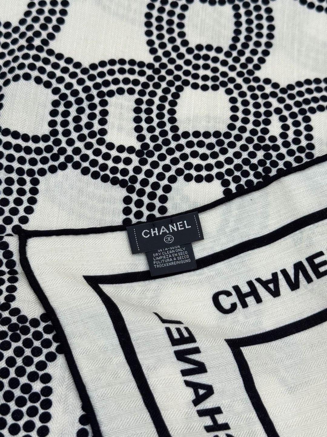 Chanel ~ 【140顶级双面丝绒披肩】 香家logo与字母的完美碰撞设计 底部还有隐隐约约的双C小Logo  完美