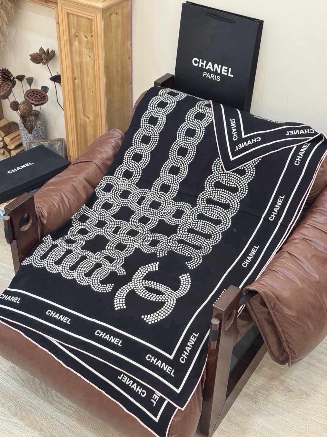 Chanel ~ 【140顶级双面丝绒披肩】 香家logo与字母的完美碰撞设计 底部还有隐隐约约的双C小Logo  完美