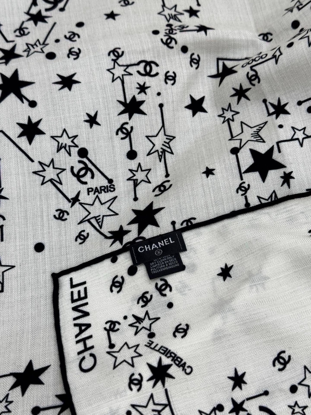 Chanel ~新品～ 【140顶级丝绒双面同色】 繁星点点与双C的完美结合 适合各种场合搭配使用 黑白两色经典优雅 真