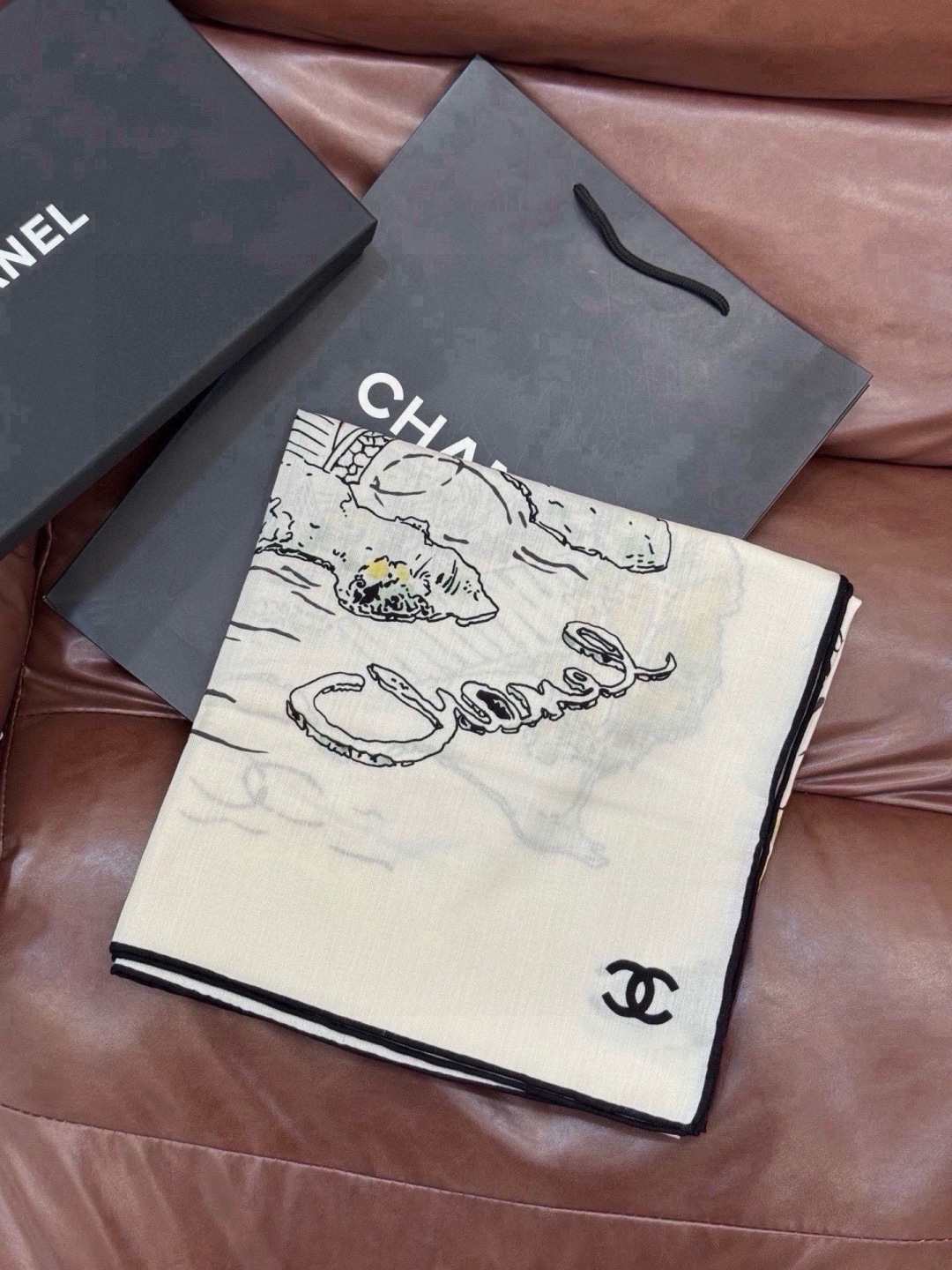 Chanel 高级手工坊系列～～ 【140顶级丝绒双面同色披肩】 25高级手工坊系列作品梦幻而极具电影感，灵感来自嘉柏丽