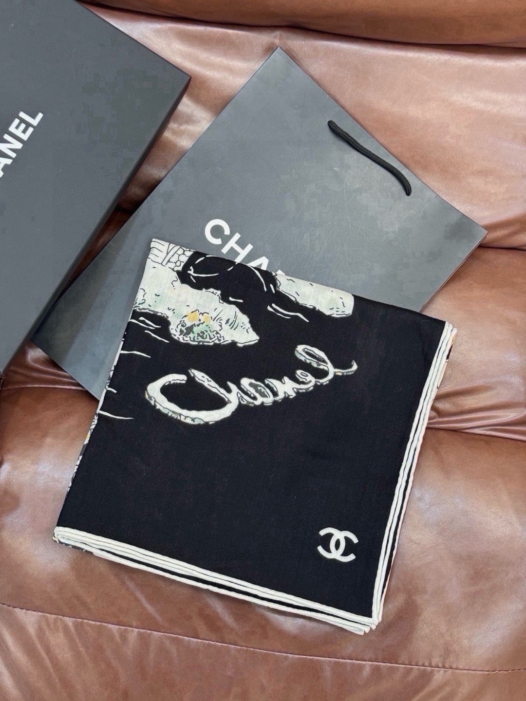 Chanel 高级手工坊系列～～ 【140顶级丝绒双面同色披肩】 25高级手工坊系列作品梦幻而极具电影感，灵感来自嘉柏丽