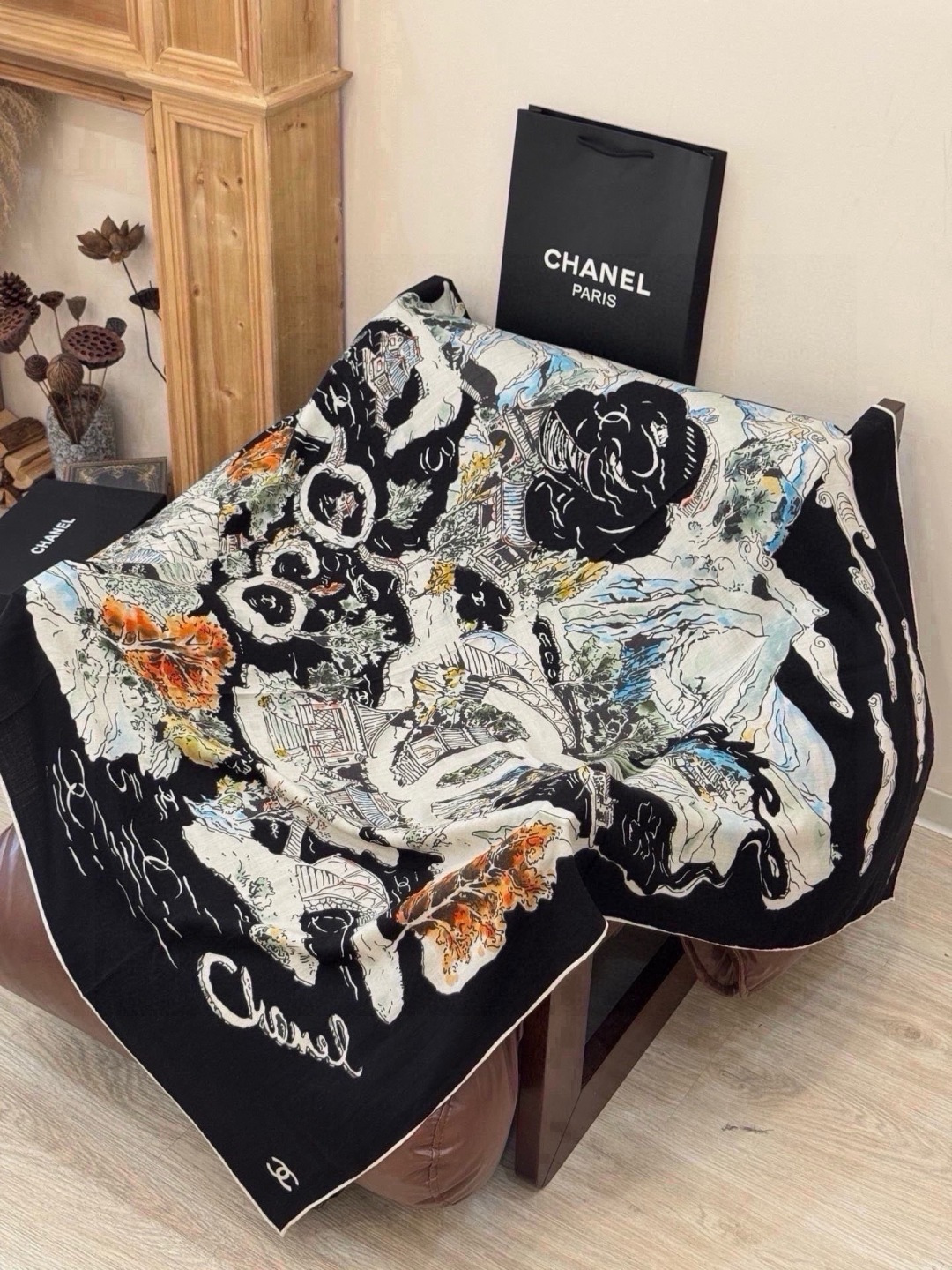 Chanel 高级手工坊系列～～ 【140顶级丝绒双面同色披肩】 25高级手工坊系列作品梦幻而极具电影感，灵感来自嘉柏丽