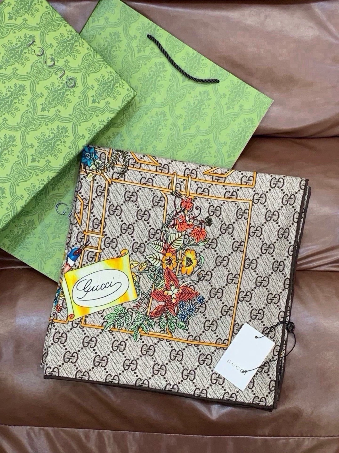 Gucci新款方巾 Gucci动物和花卉印花 品牌典藏图案在与全新醒目印花的衬托下熠熠生辉。这款方巾匠心缀饰动物和花卉印