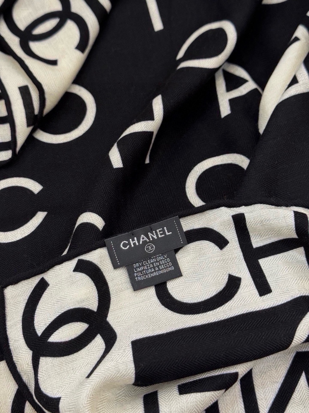 Chanel ~ 【140顶级双面丝绒披肩】 香家logo与字母的完美碰撞设计 底部还有隐隐约约的双C小Logo  完美