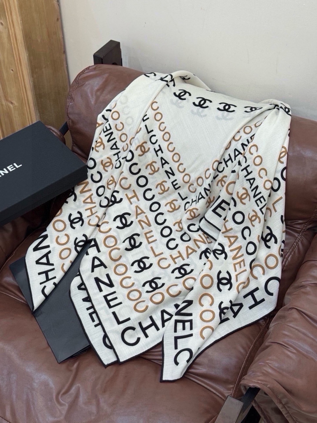 Chanel ~ 【140顶级双面丝绒披肩】 香家logo与字母的完美碰撞设计 底部还有隐隐约约的双C小Logo  完美