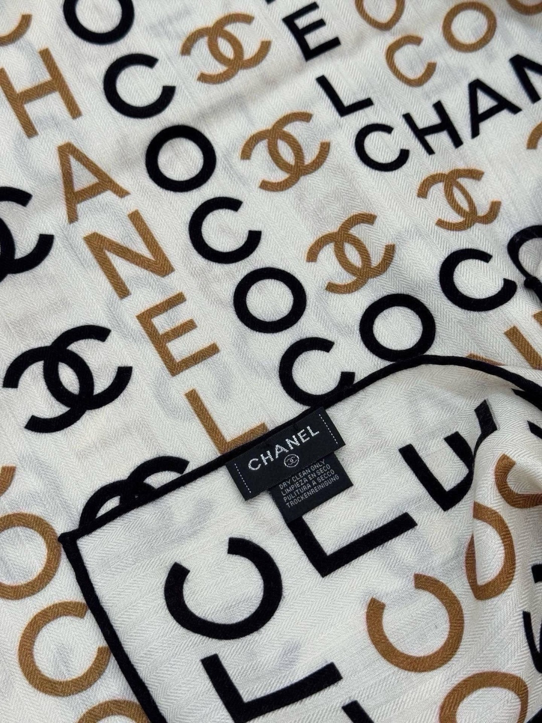 Chanel ~ 【140顶级双面丝绒披肩】 香家logo与字母的完美碰撞设计 底部还有隐隐约约的双C小Logo  完美