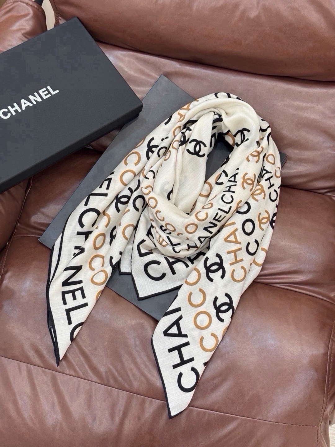 Chanel ~ 【140顶级双面丝绒披肩】 香家logo与字母的完美碰撞设计 底部还有隐隐约约的双C小Logo  完美