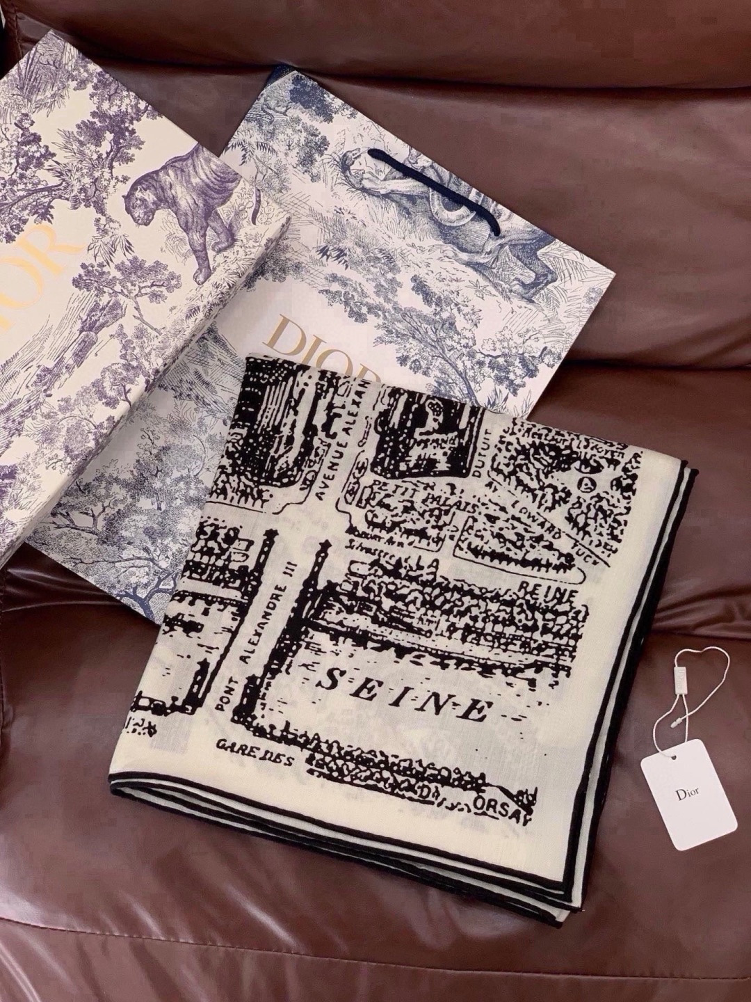 Dior ❤【️巴黎地图】140*140 双面同色丝绒方巾🉐️LAN DE 价🉐️ARIS 巴黎地图 这款方巾饰以本季经
