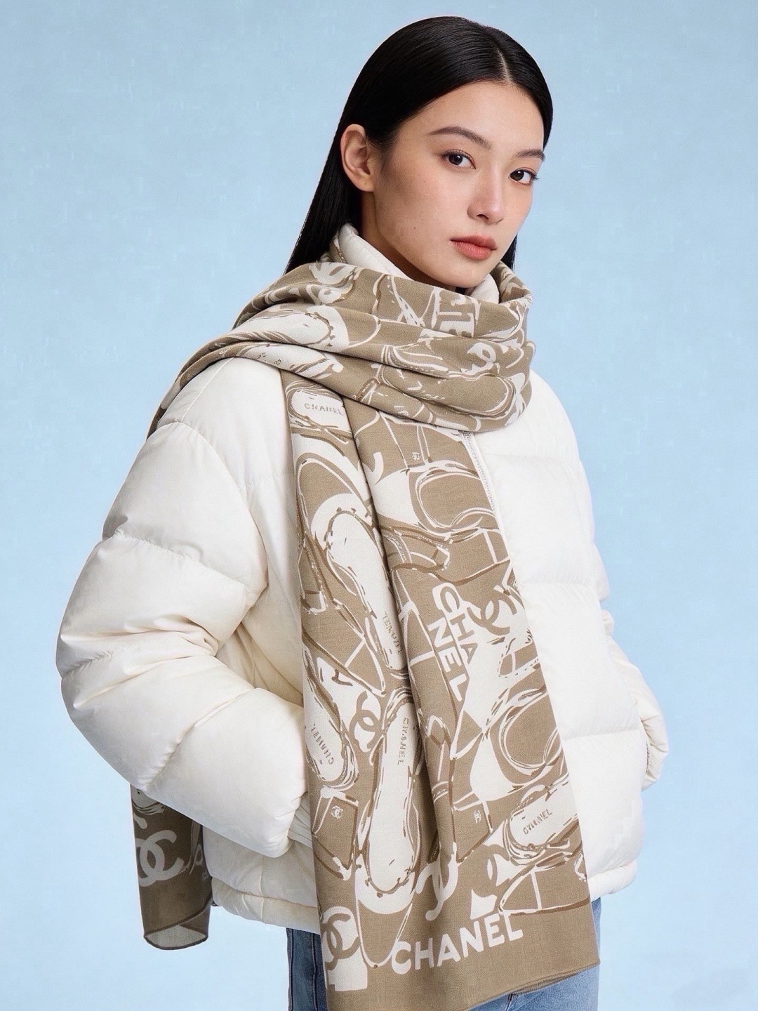 高级成衣系列～Chanel  【140双面同色丝绒披肩】 此系列谱写一曲自由轻灵的赞歌 本系列作品创新演绎品牌的风格符号