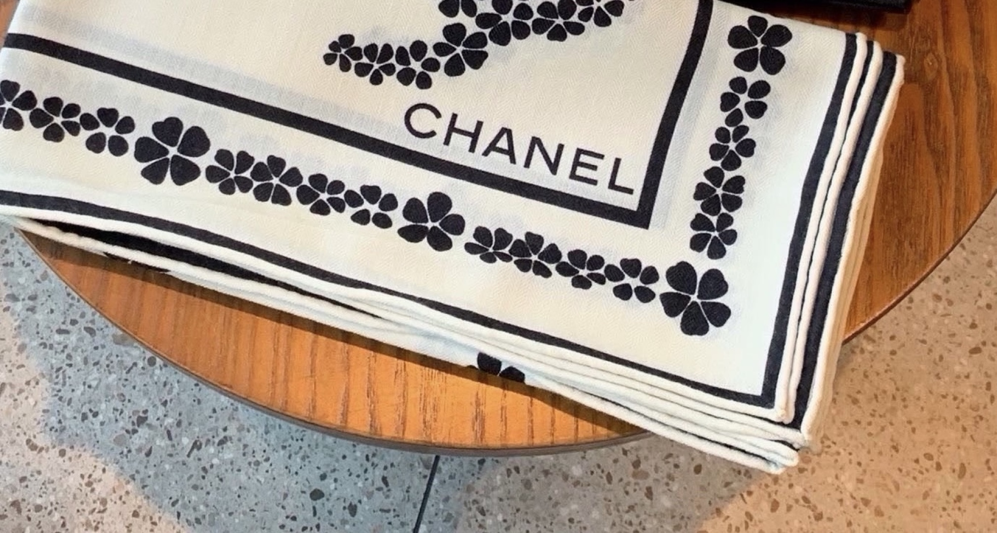 高级成衣系列～Chanel  【140双面同色丝绒披肩】 此系列谱写一曲自由轻灵的赞歌 本系列作品创新演绎品牌的风格符号