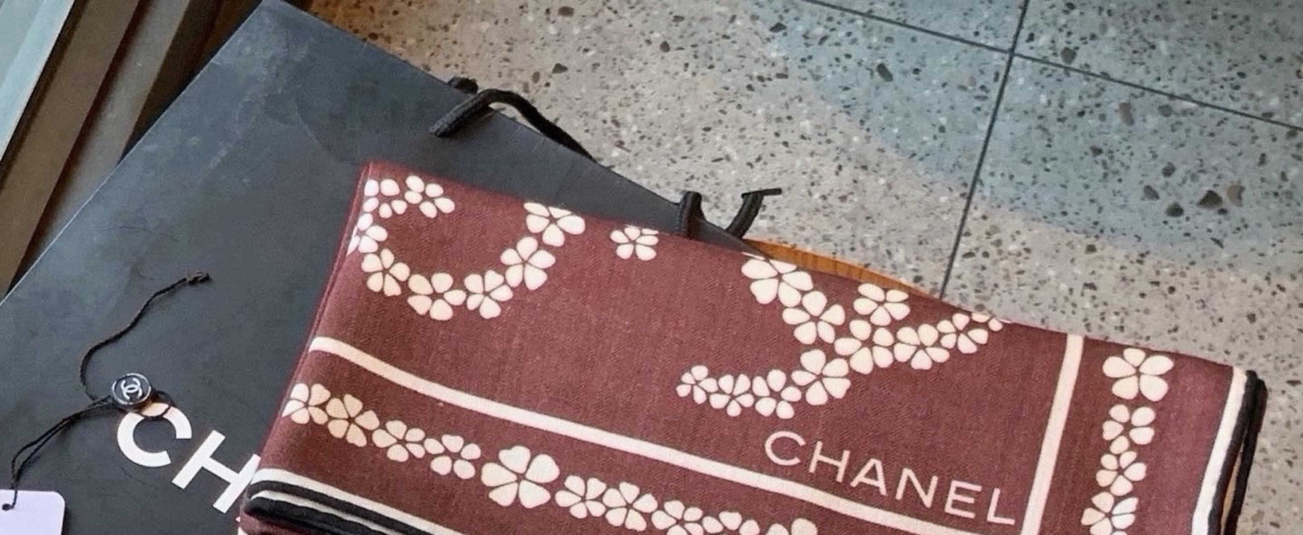 高级成衣系列～Chanel  【140双面同色丝绒披肩】 此系列谱写一曲自由轻灵的赞歌 本系列作品创新演绎品牌的风格符号