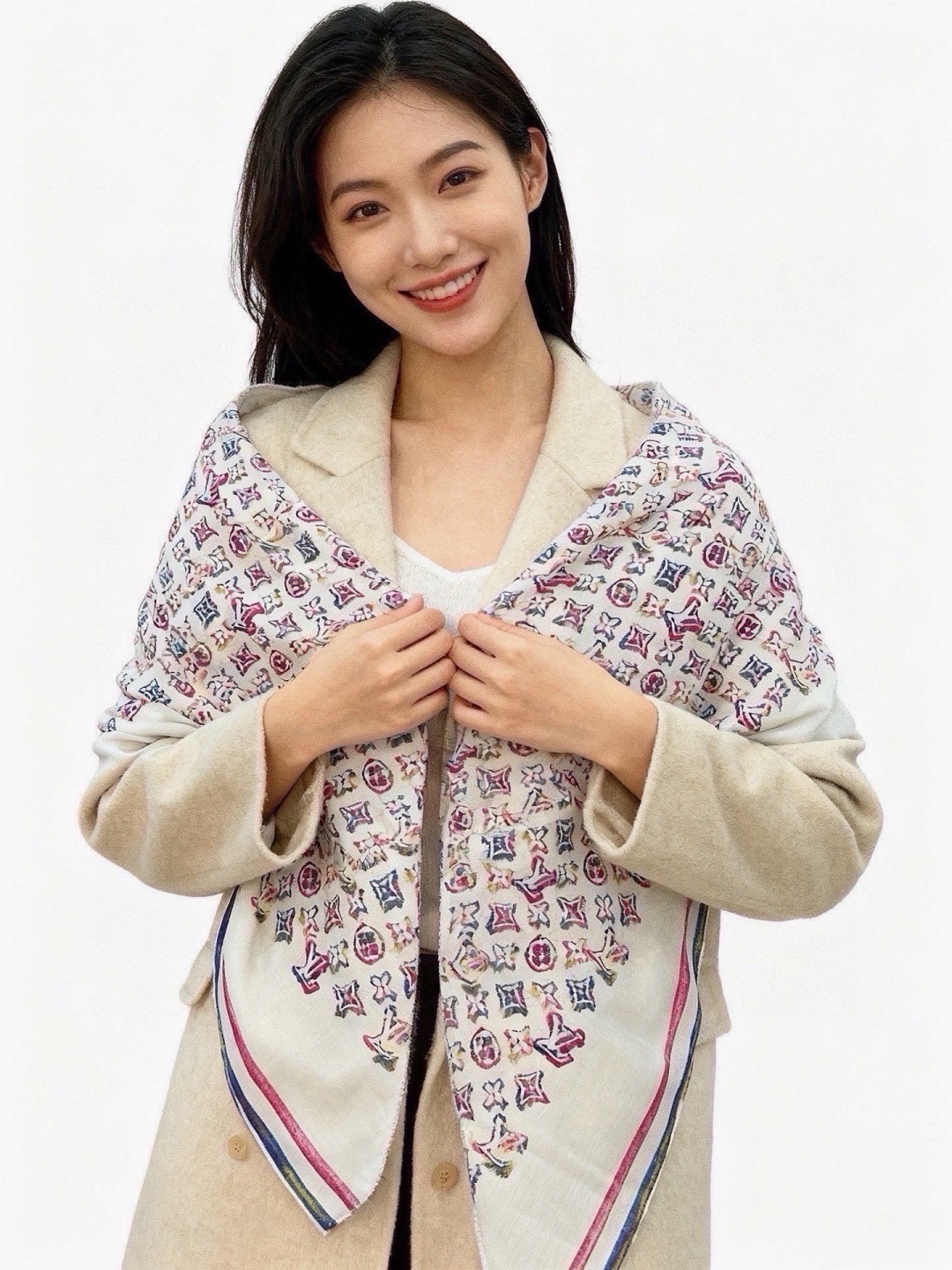 LV x TM 140披肩 【140顶级丝绒双面同色披肩】 本款L Multicolor披肩出自路易威登与知名日本艺术家