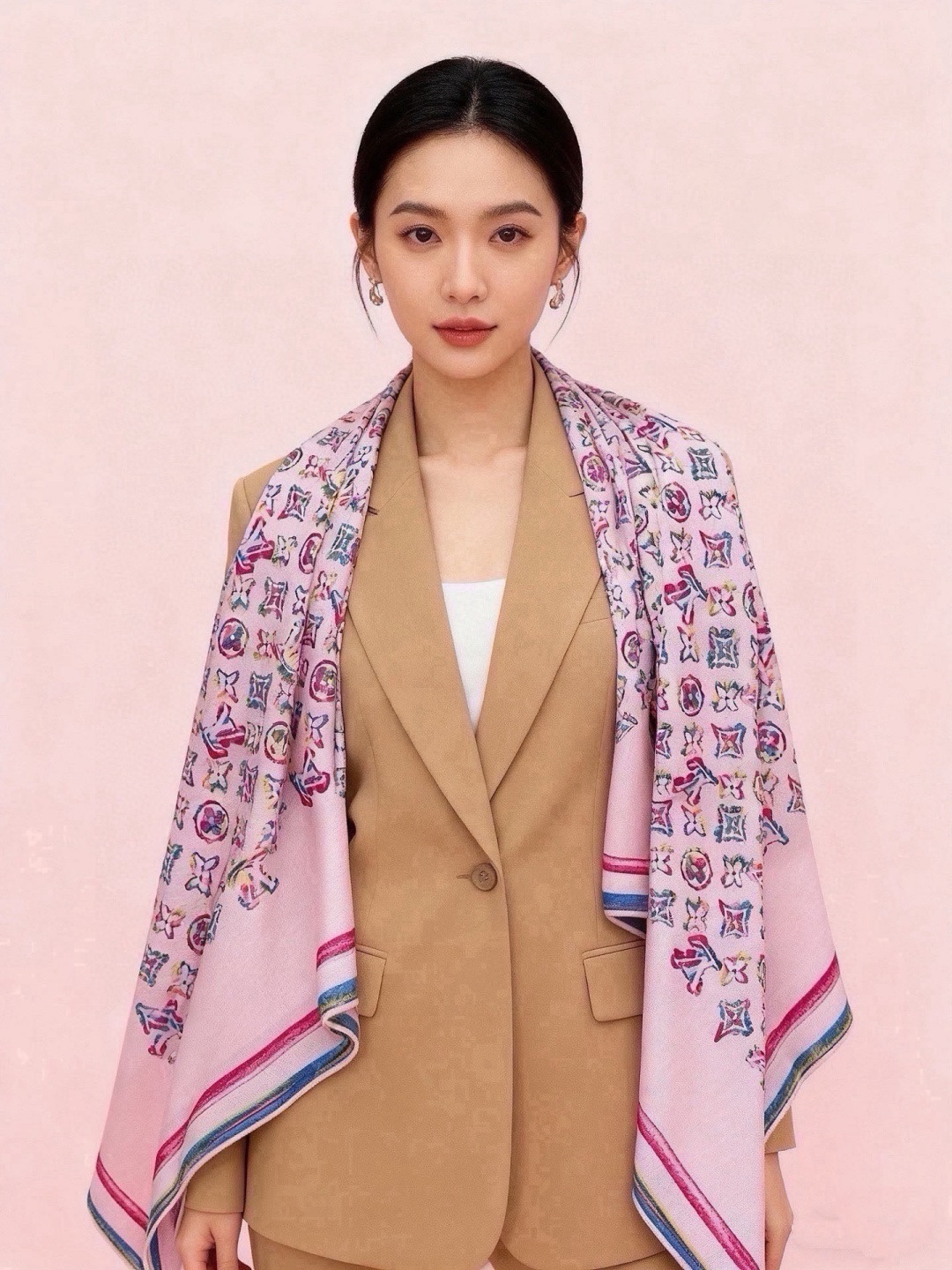 LV x TM 140披肩 【140顶级丝绒双面同色披肩】 本款L Multicolor披肩出自路易威登与知名日本艺术家