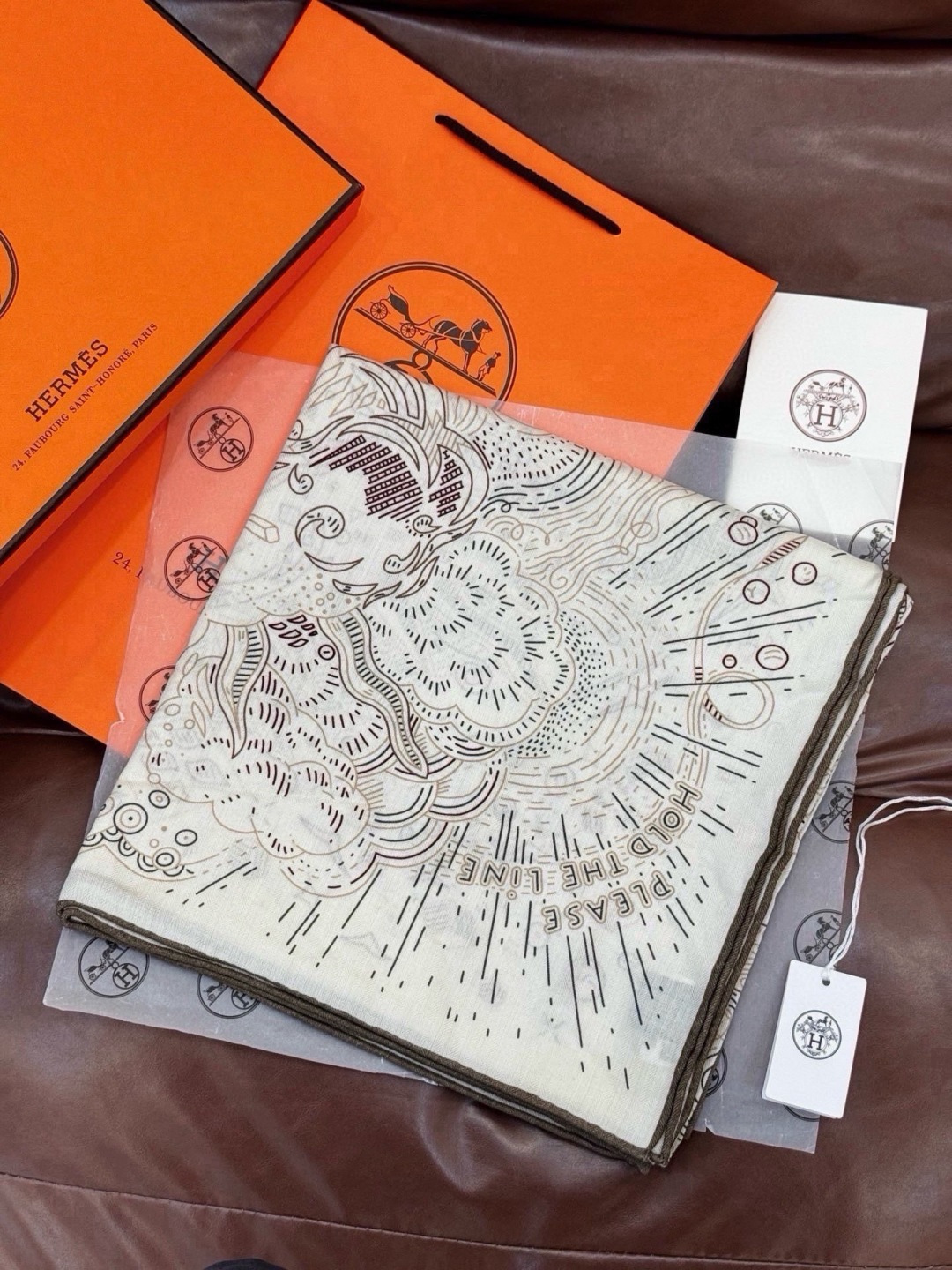 “正在接通中”140方巾～Hermes  手工卷边丝绒方巾（30%桑蚕丝70%羊绒） 这款爱马仕的经典单品展现强大而迷人