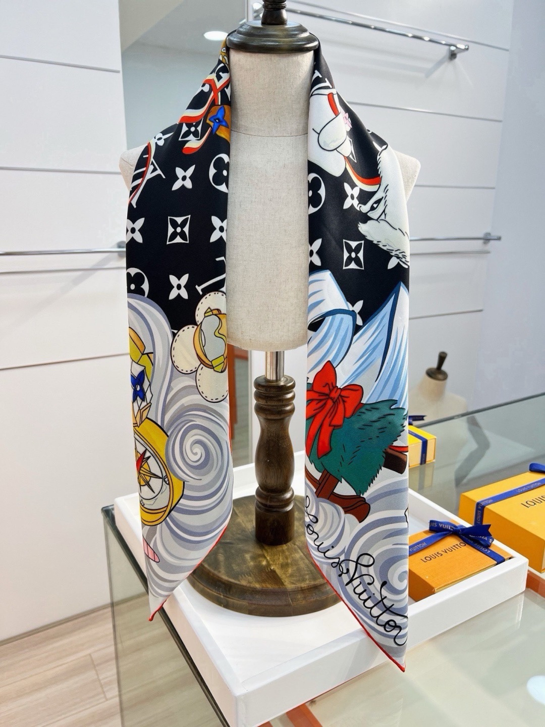 VIVIENNE WINTER HOLIDAY 90双面方巾 Vivienne Winter Holiday 方巾取材丰
