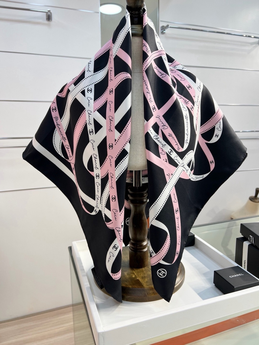 Chanel 26c~ 【18mm顶级双面真丝印花丝巾】 设计元素主要丝带、品牌logo 非常经典的设计、不挑人， 超显