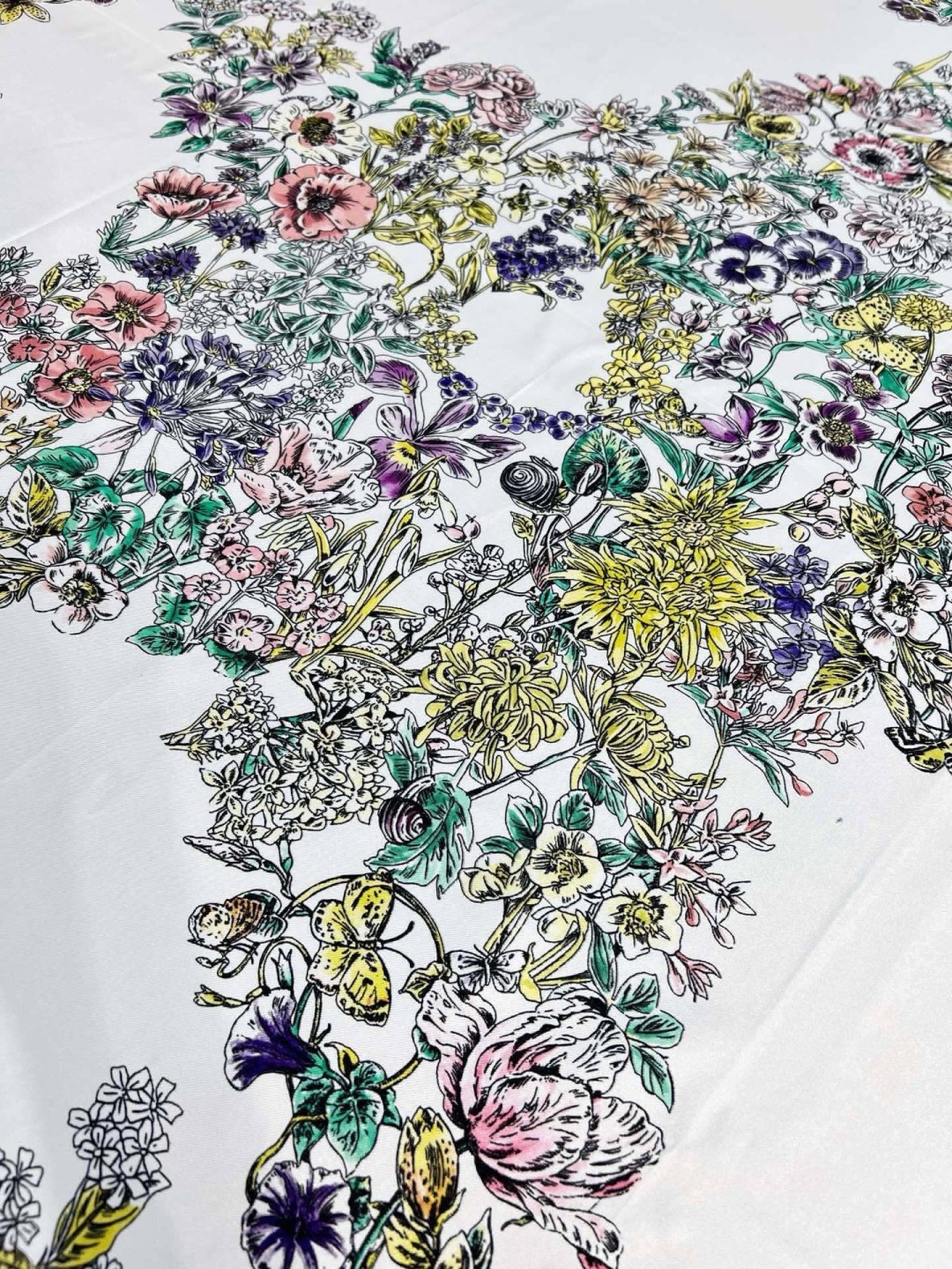 Dior 90双面18mm真丝印花方巾 这款方巾以 Dior Star 图案呈现 Dior 的幸运星，通过该系列的精美花