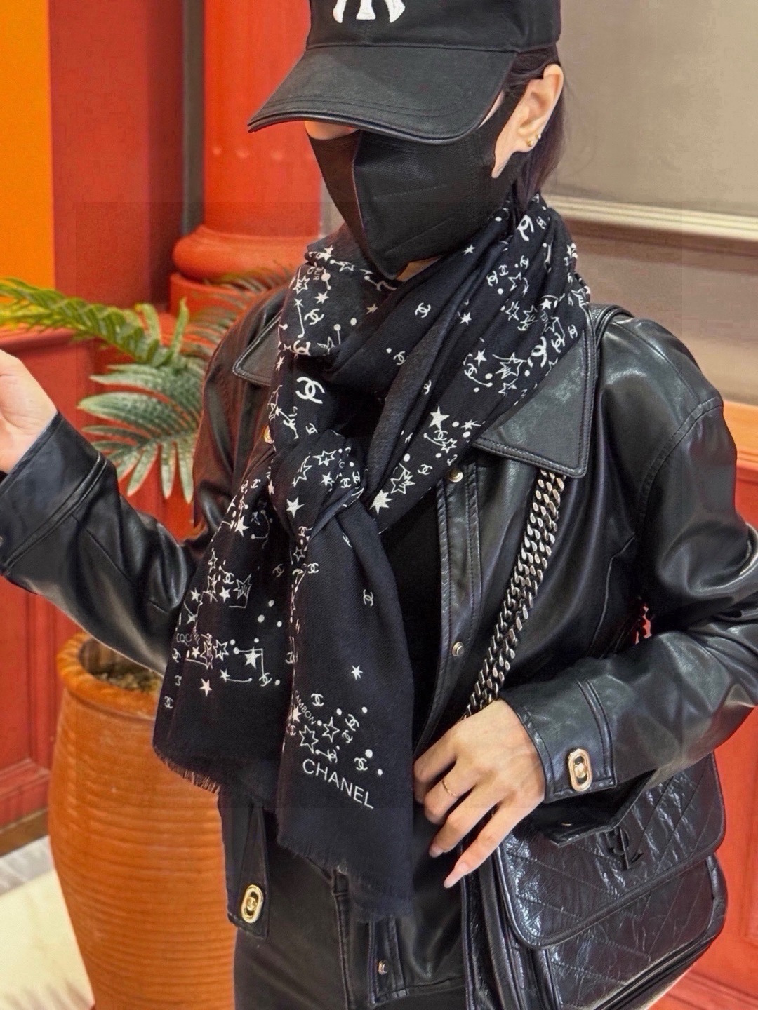 💟CHANEL香奈儿经典元素设计优雅大方，绕在颈间超级完美💋💋简直人间的尤物😍 专柜品质[玫瑰]长巾100*200cm 