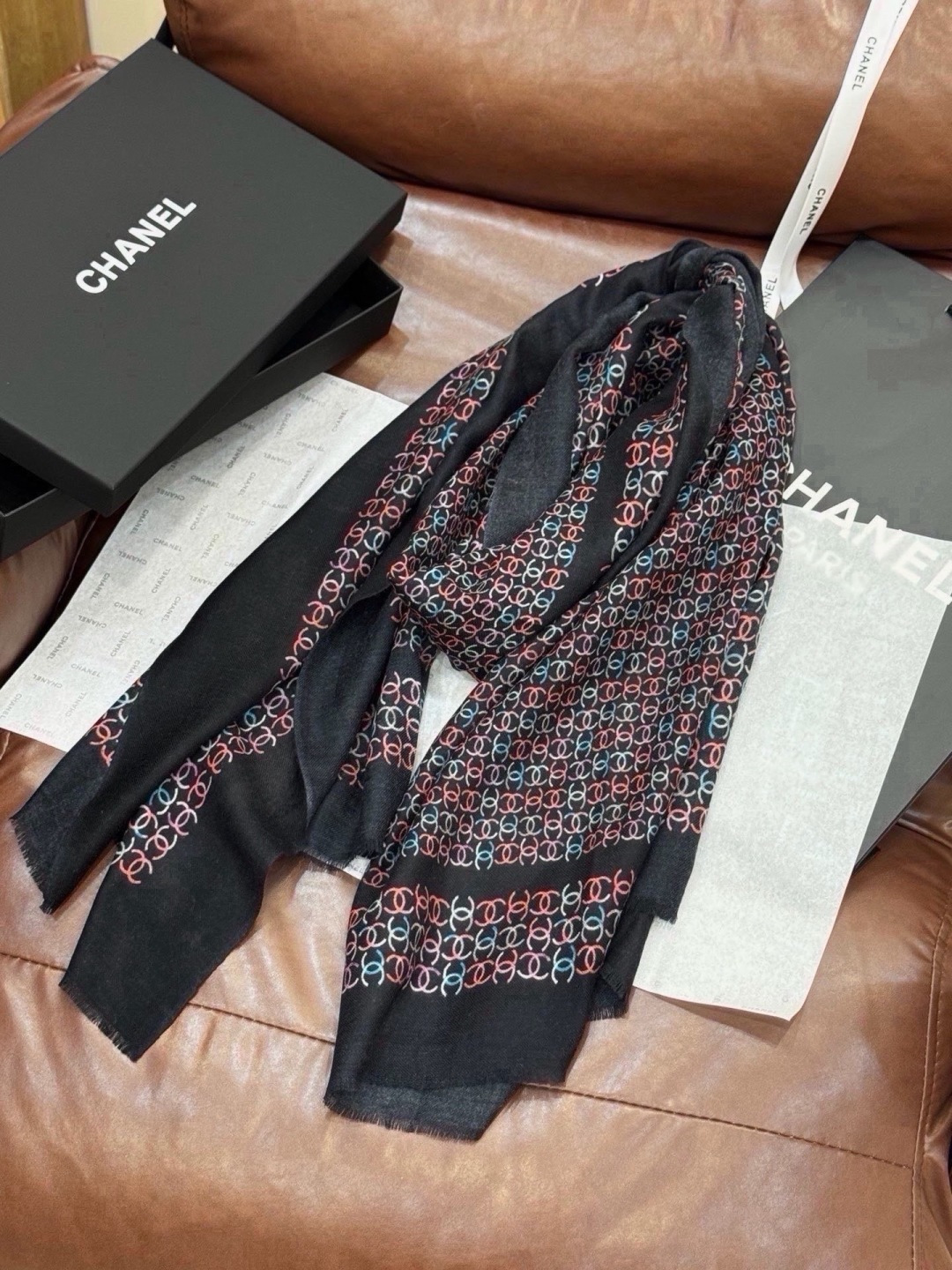 💟新款 💟CHANEL香奈儿经典元素设计优雅大方，绕在颈间超级完美💋💋简直人间的尤物😍 专柜品质[玫瑰]长巾100*20