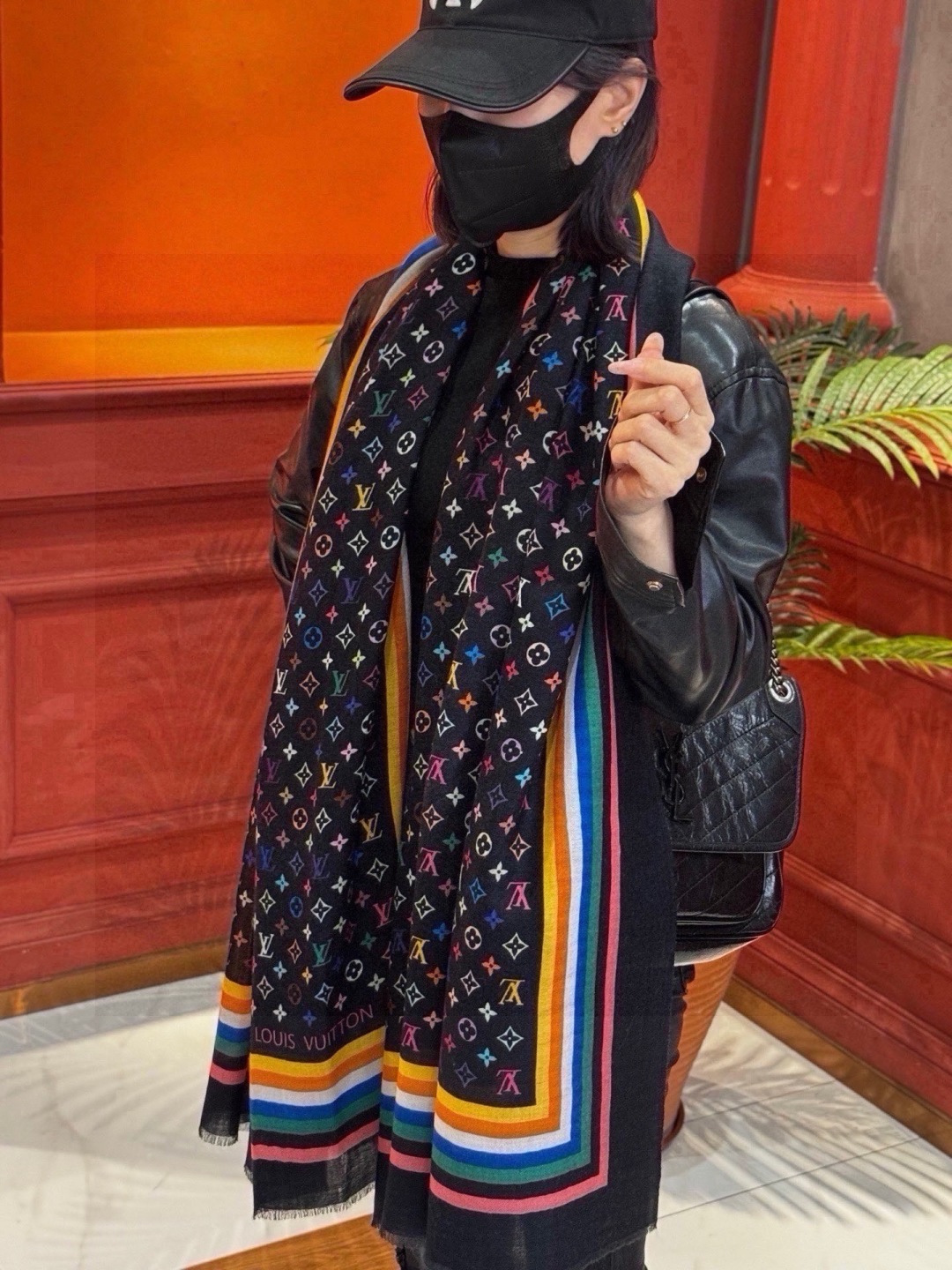 💟Iv最火的村上隆三彩羊绒长巾出货了！也可做装裱画，绝美无比，尽显时尚高端大气奢华风格！年度最佳爆款 ！材质是百分百💯羊