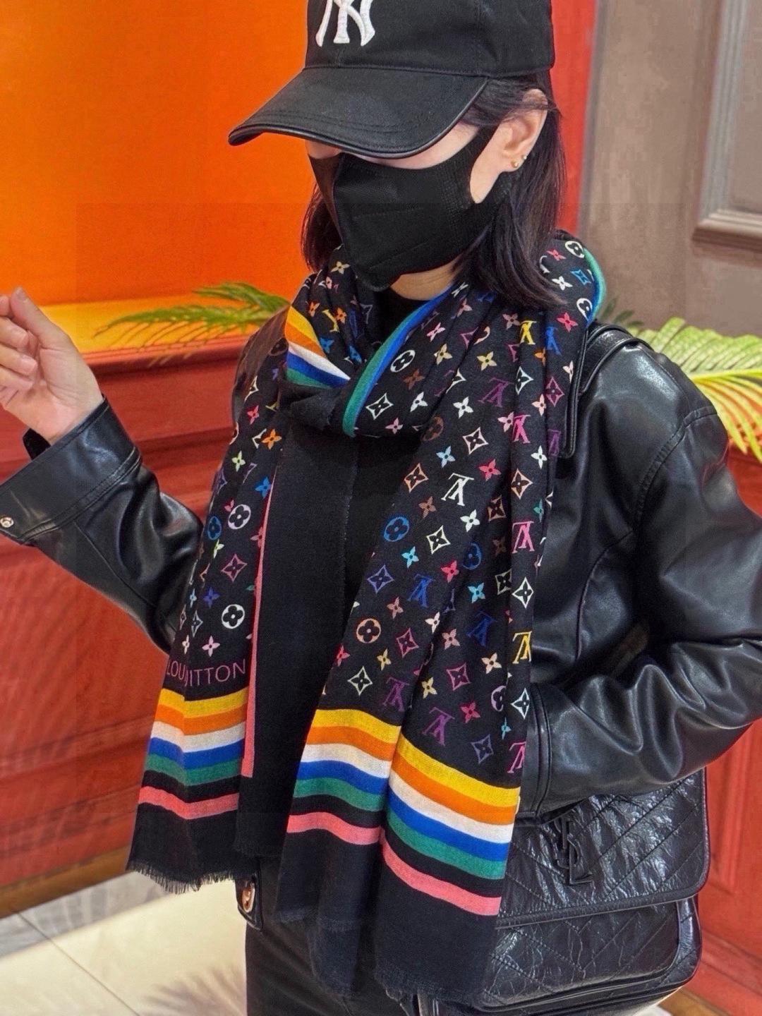 💟Iv最火的村上隆三彩羊绒长巾出货了！也可做装裱画，绝美无比，尽显时尚高端大气奢华风格！年度最佳爆款 ！材质是百分百💯羊