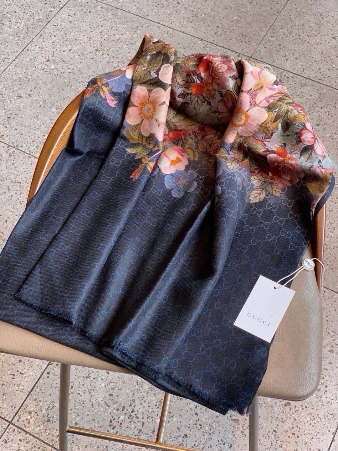 💟秀外慧中，美到过分❗️上身效果疯狂的喜欢❗️Gucci New~300支高端戒指绒！真心美爆了的设计，这个花卉元素真的