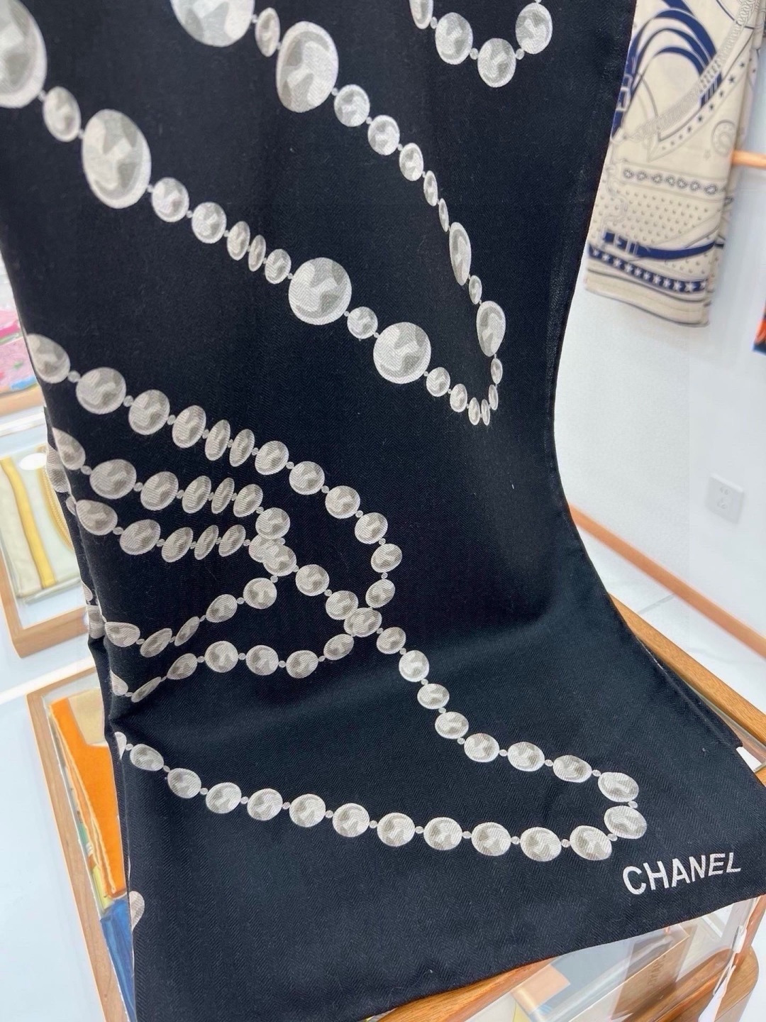 【▪️CHANEL新款 双面同色丝绒方巾】 温柔而娴静，珍珠优雅气质！柔软顺滑的感觉真的舒服到心都化了！Chanel经典