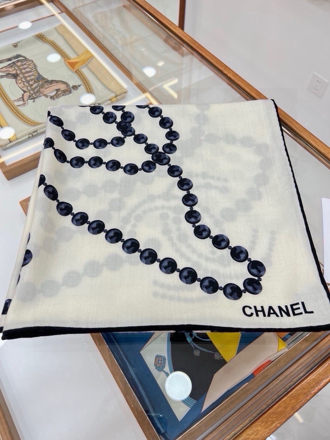 【▪️CHANEL新款 双面同色丝绒方巾】 温柔而娴静，珍珠优雅气质！柔软顺滑的感觉真的舒服到心都化了！Chanel经典