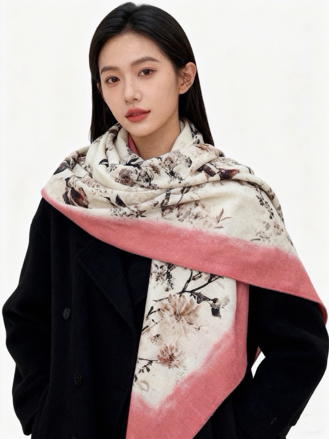 Dior 140丝绒双面同色印花披肩Millefiori 图案 这款披肩饰以多色 Millefiori 图案，以柔和精致