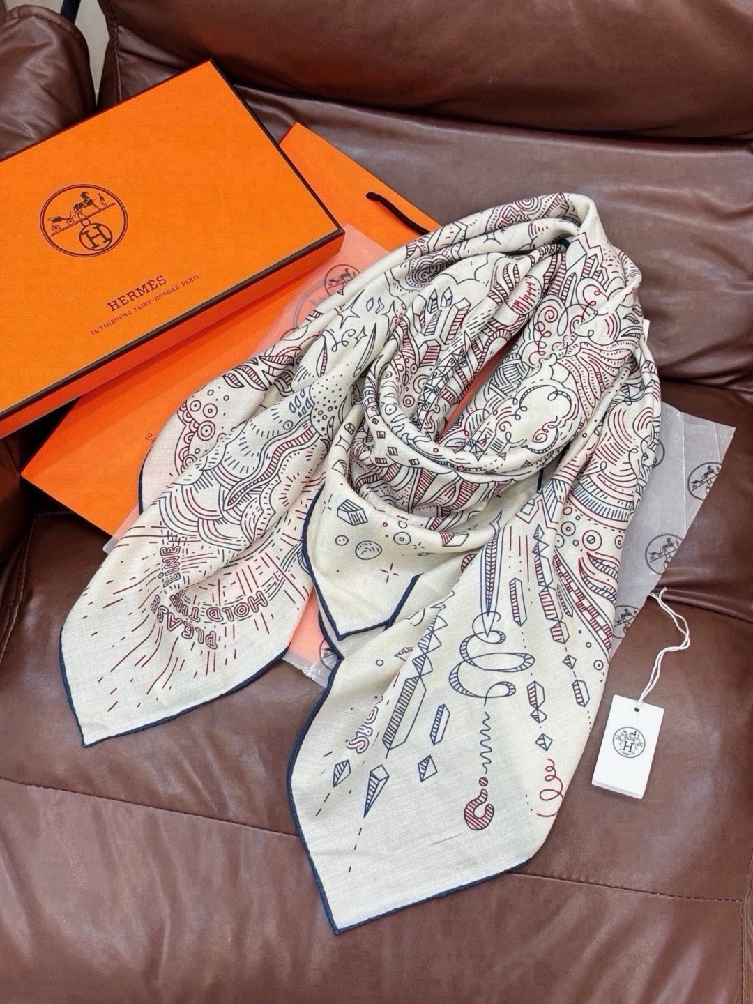 “正在接通中”140方巾～Hermes  手工卷边丝绒方巾（30%桑蚕丝70%羊绒） 这款爱马仕的经典单品展现强大而迷人