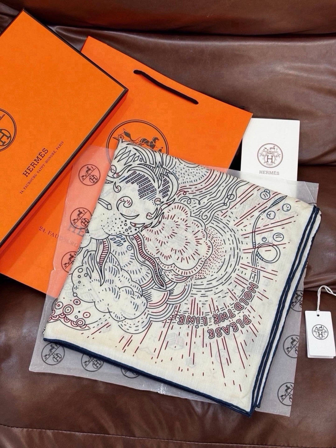 “正在接通中”140方巾～Hermes  手工卷边丝绒方巾（30%桑蚕丝70%羊绒） 这款爱马仕的经典单品展现强大而迷人